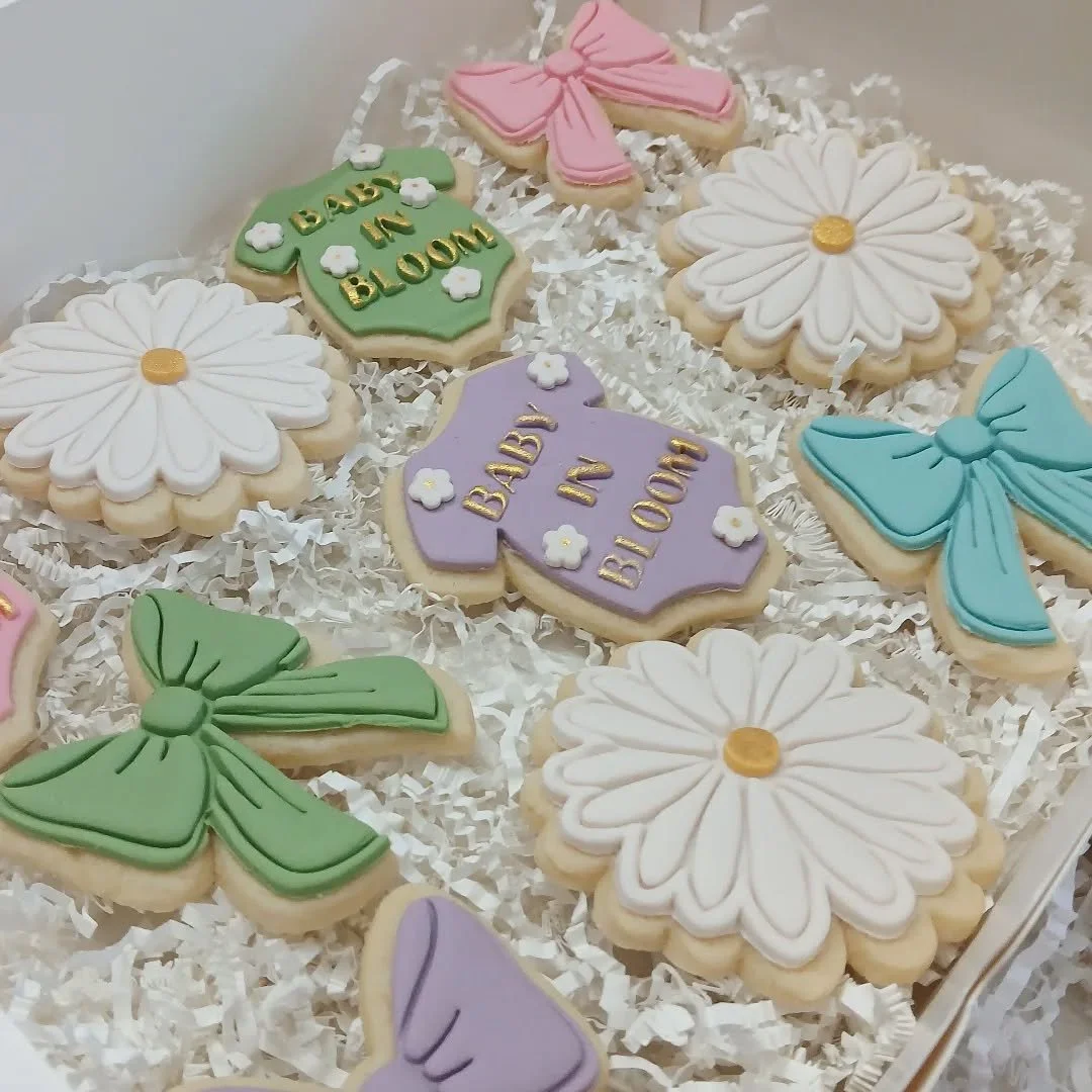 Baby in Bloom 🌸🌼🍼👶

This sweet cookies set was for a baby shower and featured flowers, bows, and baby onesies 🌸

The onesies have mini flowers and have edible gold luster dust to make the Baby in Bloom text pop! 🌼

We also painted the centers o