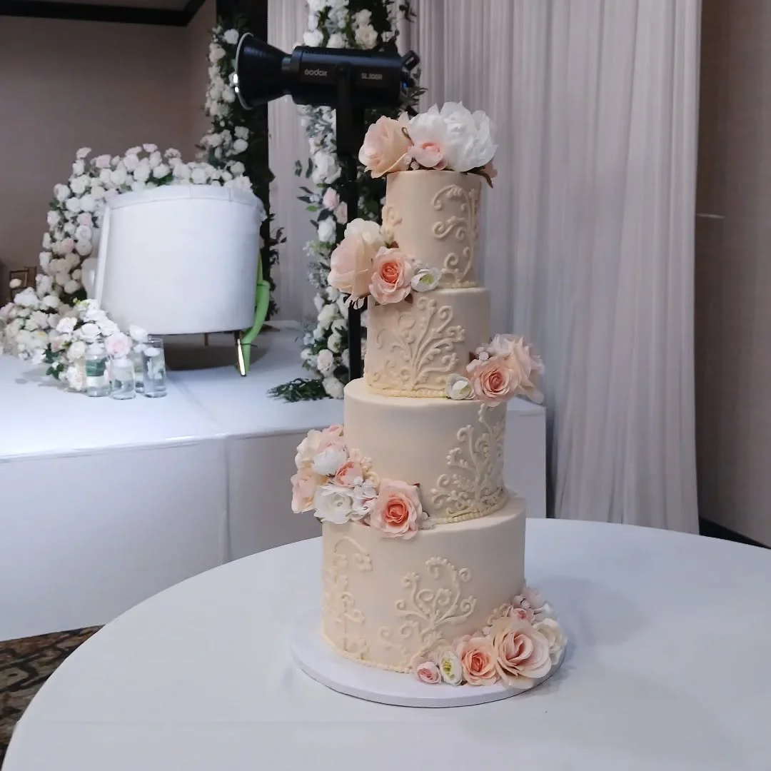 Another beatiful wedding 💍🤍

This 4 tier cake has tiers in 4", 6", 8", and 10" sizes with detailed hand piped swirls and assorted florals in white and blush pink 🌸

We had the privilege of making the Palestinian henna cake for 