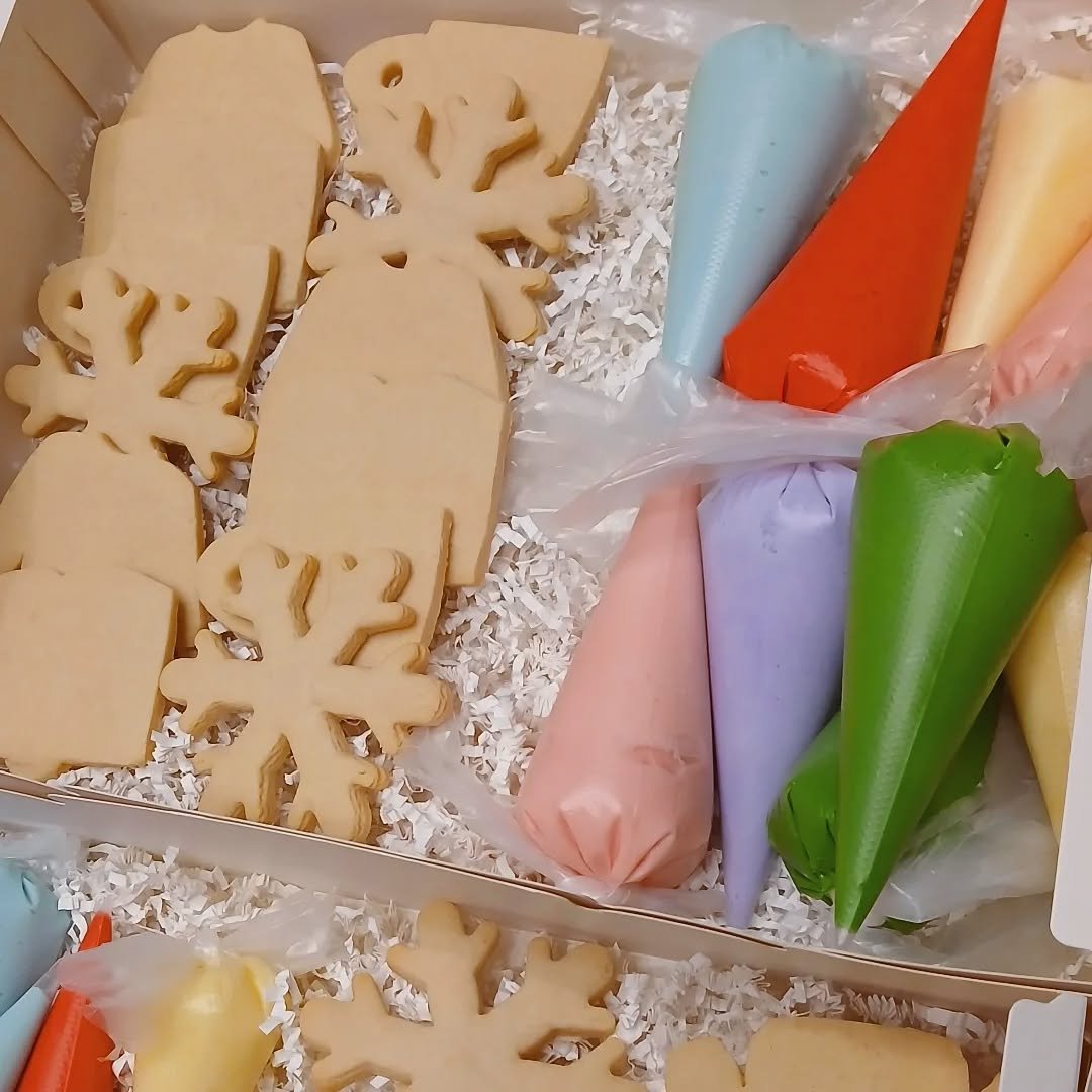 A big cookie decorating kit for the lovely @thesistersbookclub_dfw 🤍

Check out their recent post to see the beautiful cookies they created! 🎨 👩&zwj;🎨 

This cookie kit included 2 dozen sugar cookies in the cutest winter book club theme with:
- S