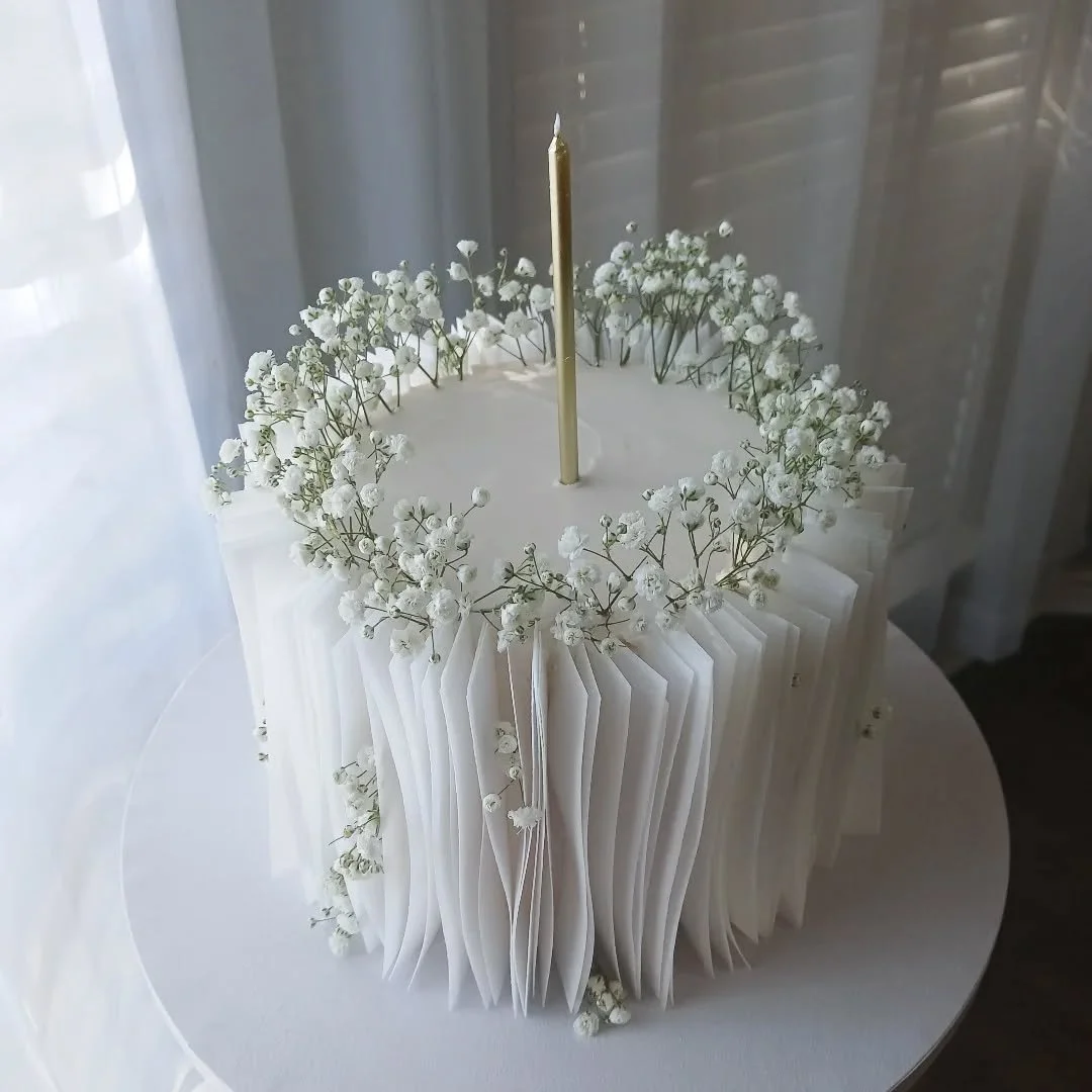 🤍✨️

I absolutely loved creating this stunning cake with wafer paper and fresh flowers 🤍

This cake is 3 layers of 6" round lemon cake with a mixed berry filling, one of my favorite flavor combos bursting with fresh lemon, strawberry, raspberr