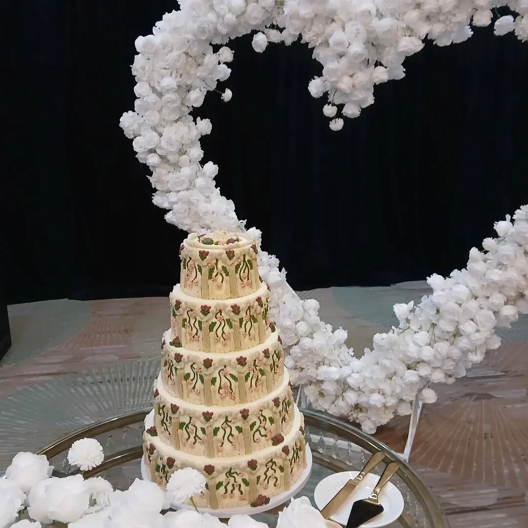 5 tiers with dreamy detailed piping 🤍✨️

First of all, I am OBSESSED with the floral heart behind the cake table! Mad love to the brides, wedding planners, and decorators who set a beautiful stage for the cake! 🫶🏼

This cake had 5 tiers with match