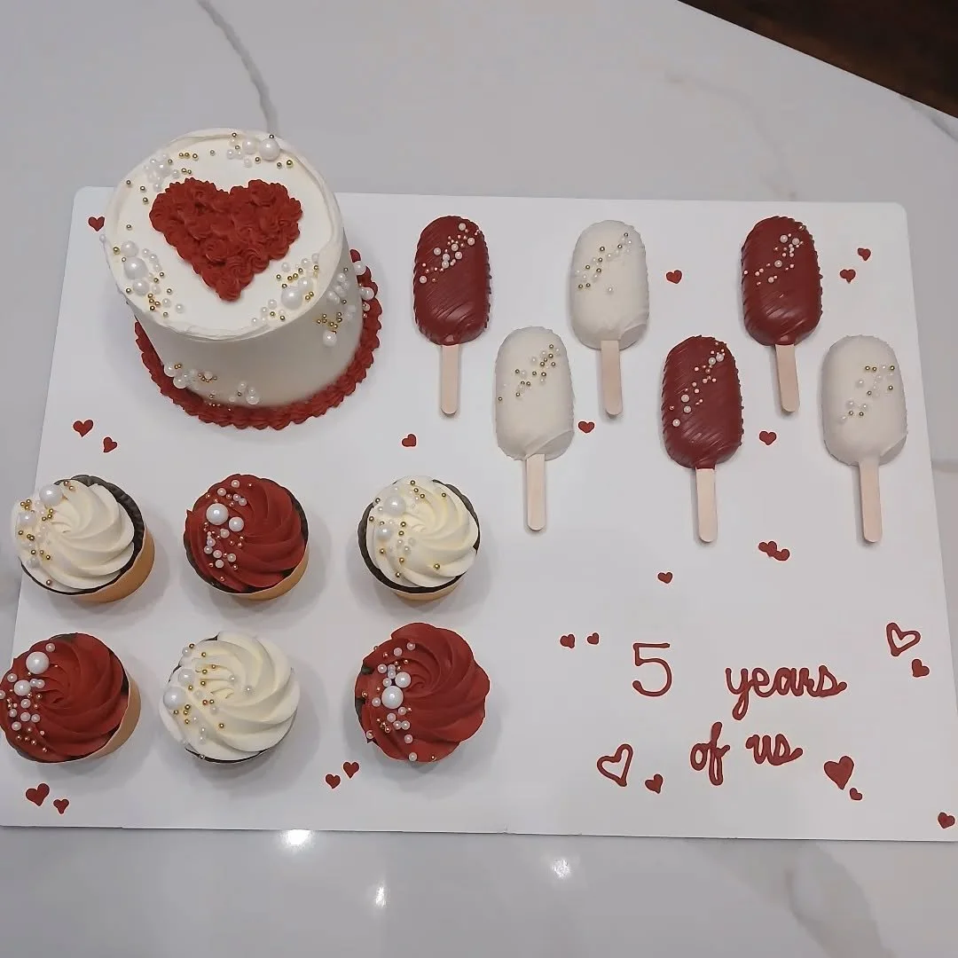 5 years of love ❤️✨️

I so loved creating this mini cake &amp; treat set for a return client celebrating her 5th wedding anniversary 🤍

She wanted a color theme with white, deep red/burgundy, and gold for a set full of flavor and drama ✨️

The 4&quo