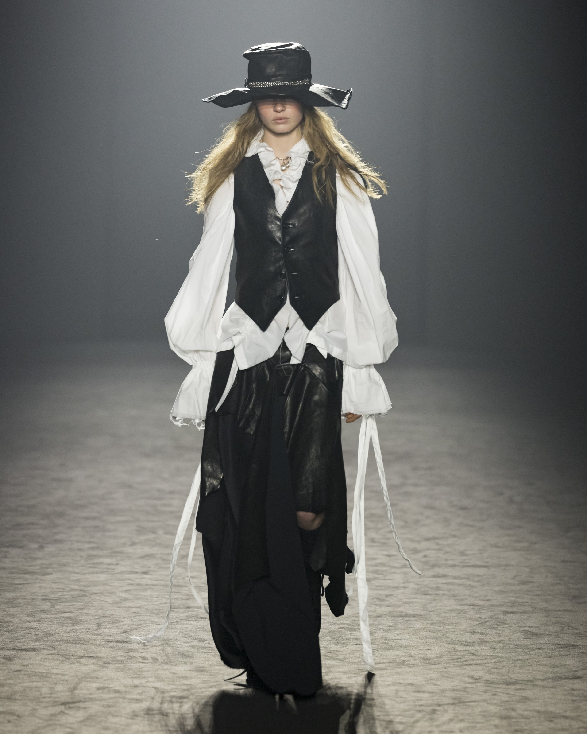 Ann-Demeulemeester-FW25-Paris-02.jpg