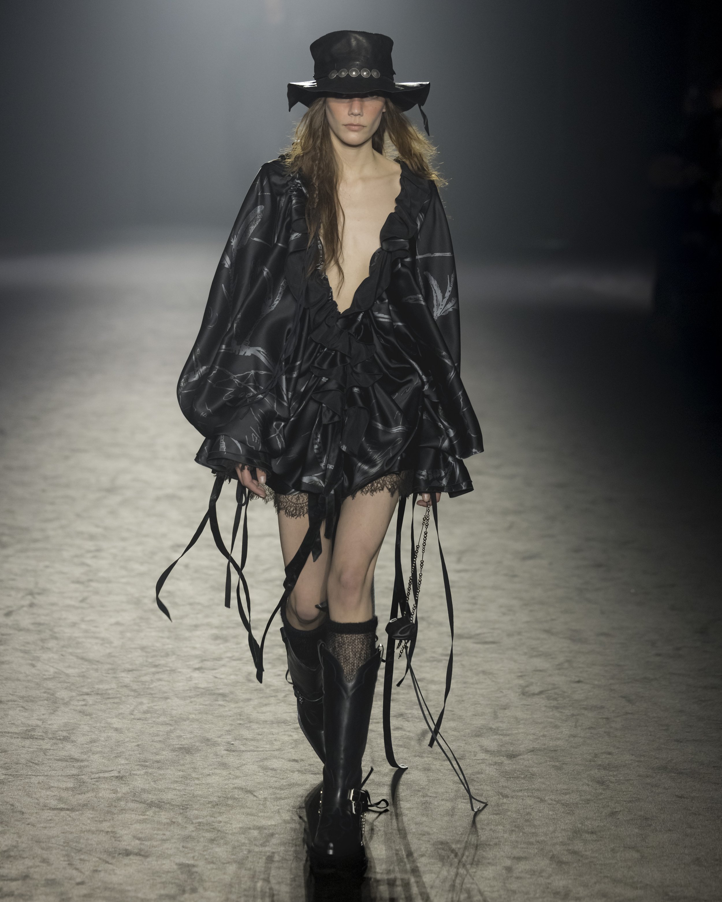 Ann-Demeulemeester-FW25-Paris-09.jpg