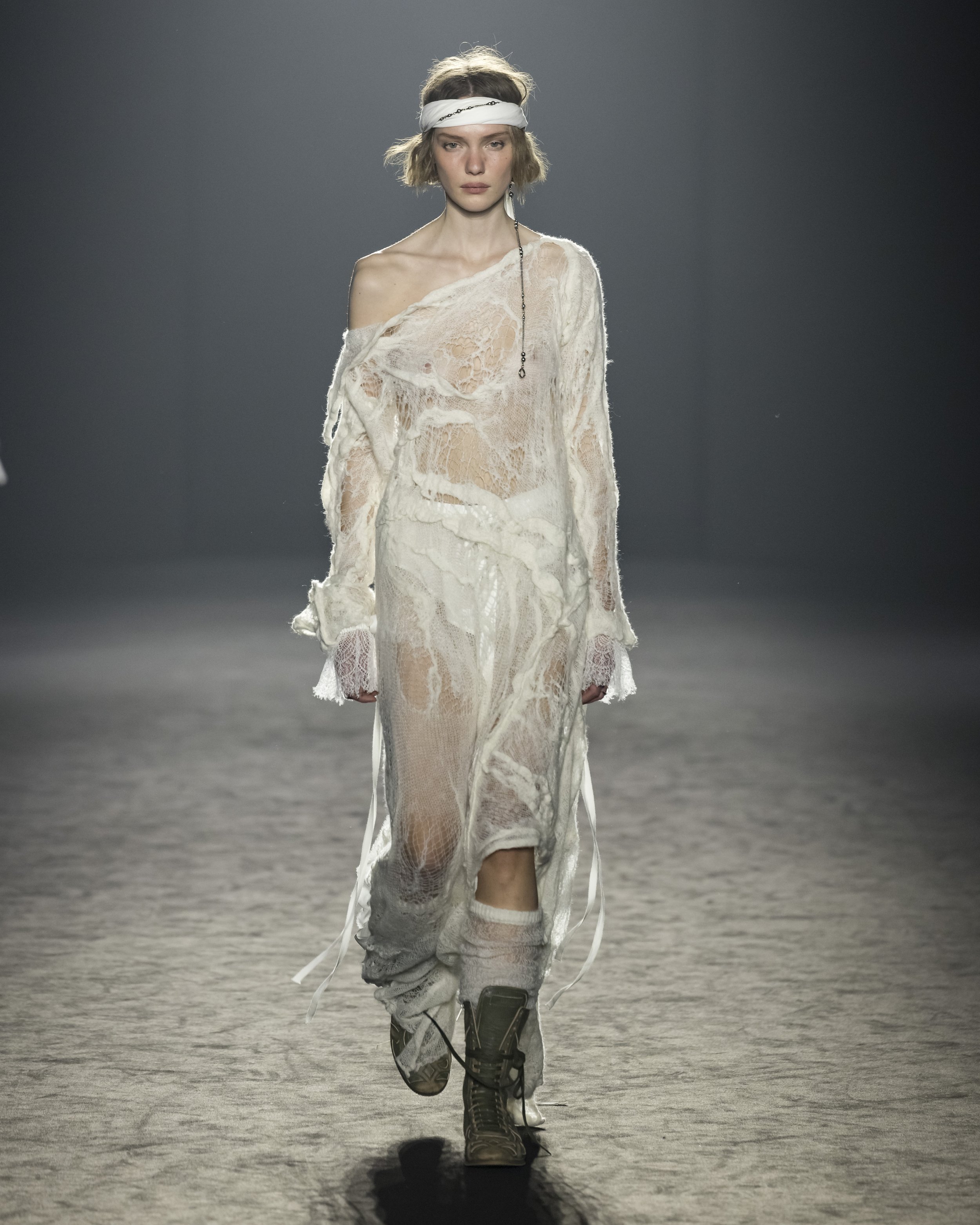 Ann-Demeulemeester-FW25-Paris-19.jpg