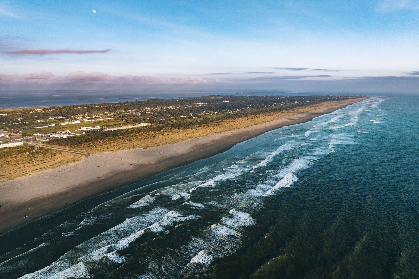 In need of a good night's sleep? Catch an Ocean Shores sunset! 🌙 Sleep experts say the colors of a sunset help your brain relax and wind down for a deeper, faster sleep.

Ocean Shores offers a variety of accommodations where you can rest and recharg