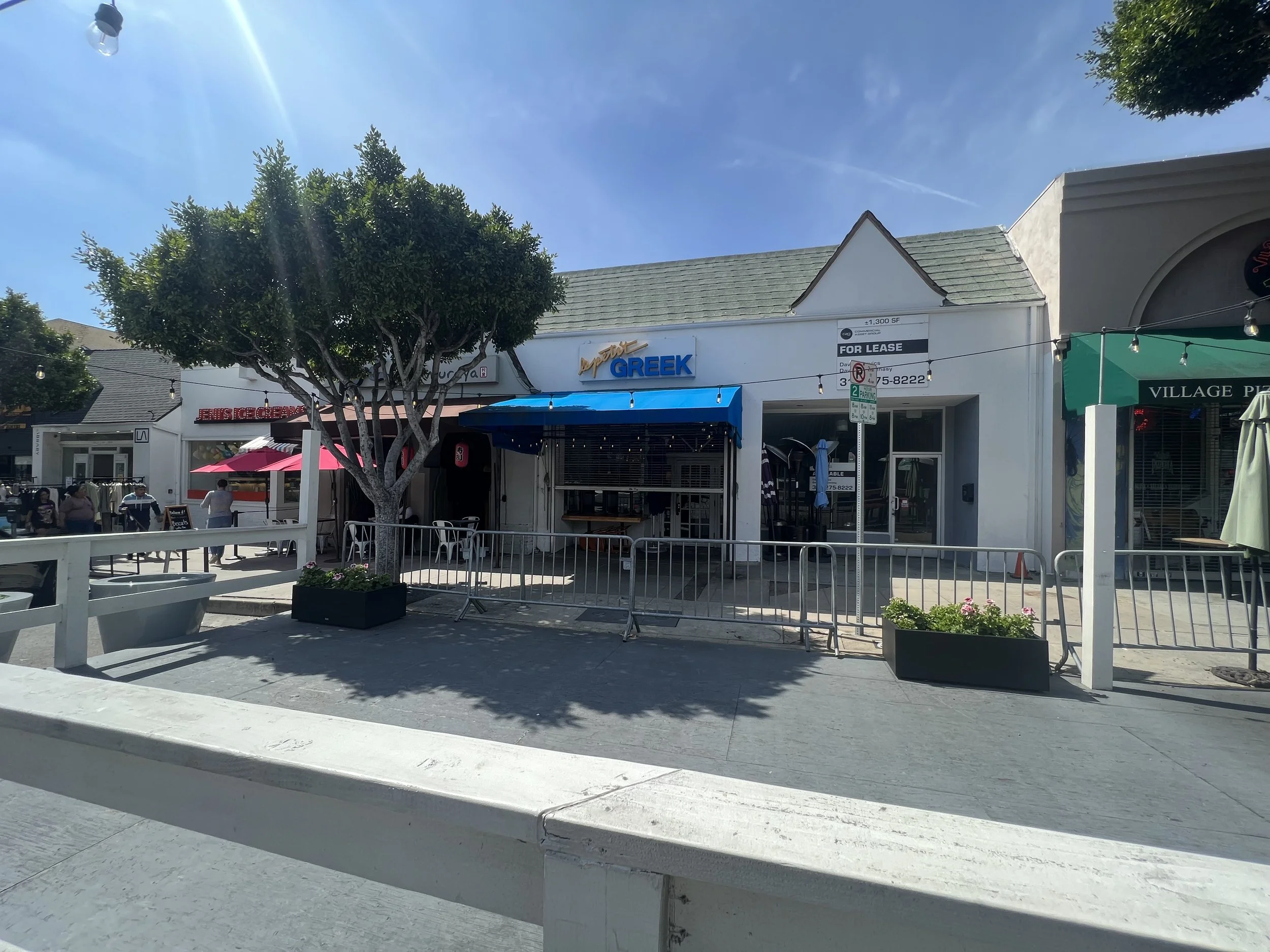 127 N. Larchmont Blvd: LEASED TO MAX & HELEN'S