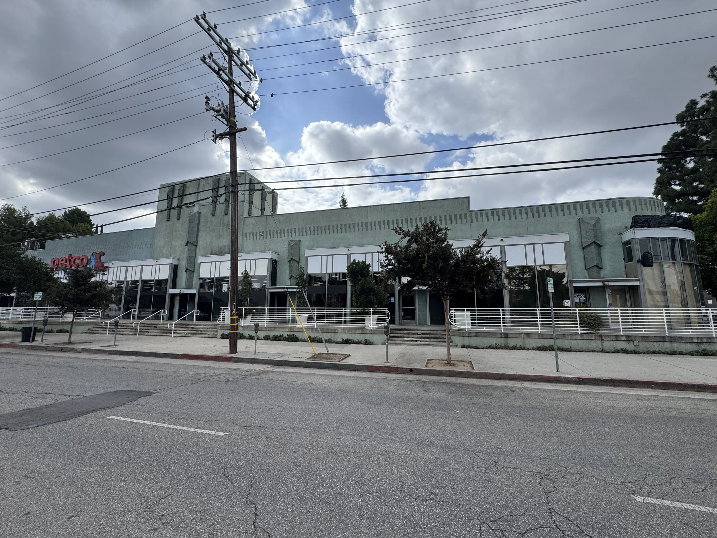 12824 Ventura Blvd: LEASED TO EZPZ
