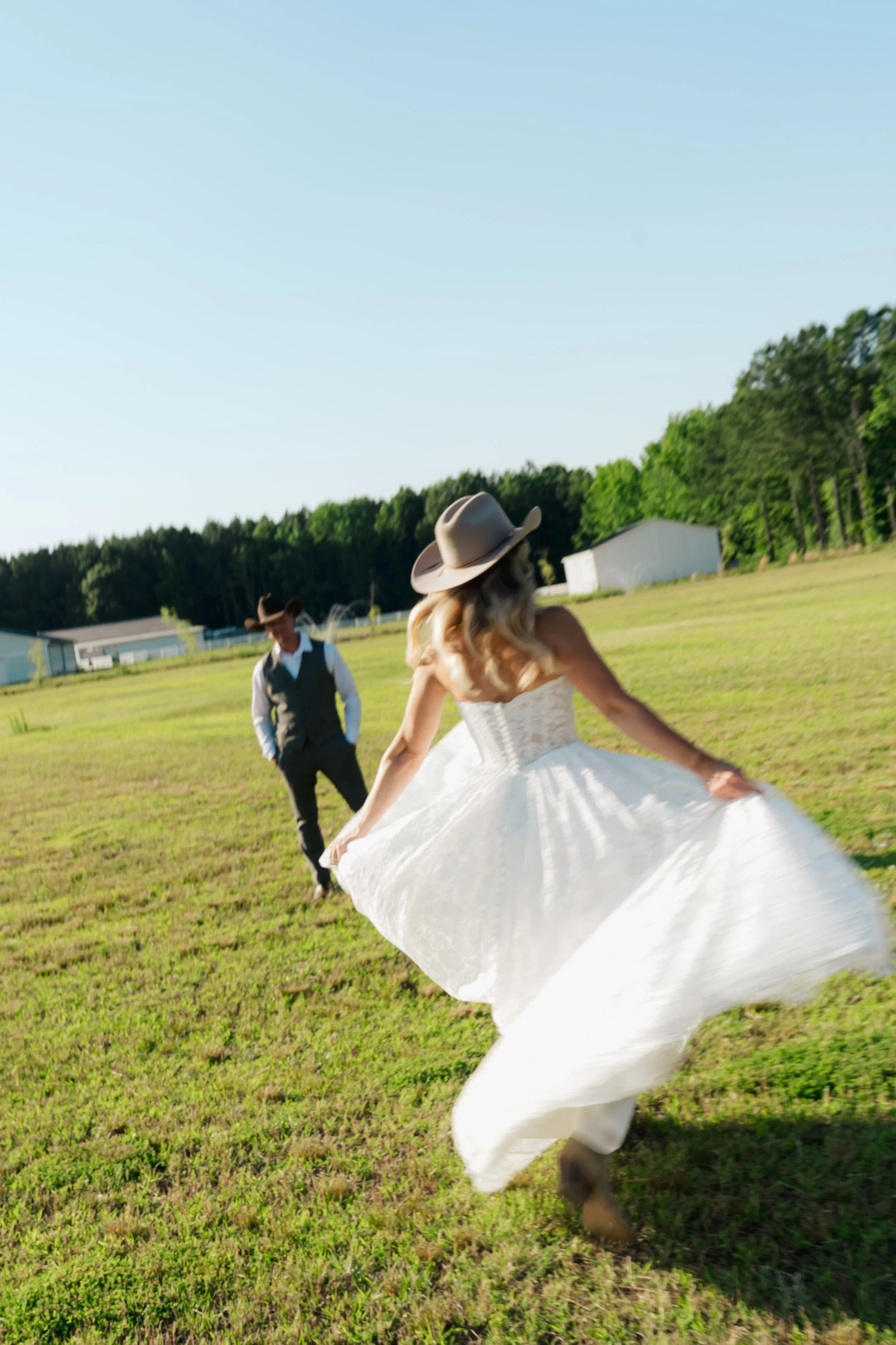 bridal protraits cowboy hat open field suenos casa jk 