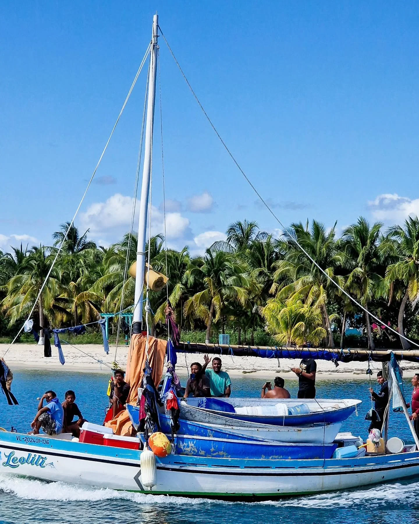 Belize 🇧🇿 13.11.2024 - 08.12.2024 
Scuba diving, fleeing tropical storms, jungle river expeditions, waterfall hikes, friendly locals, expensive bureaucracy, sharks, endless cayes, onions, mechanical challenges, and a whole lot of laugher in great 