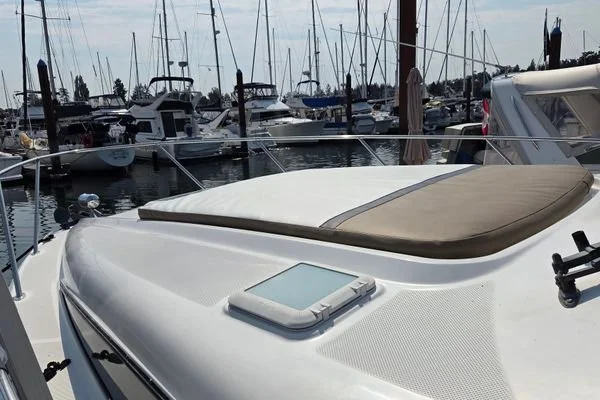 1999 Bayliner 3055 used boat for sale Victoria BC