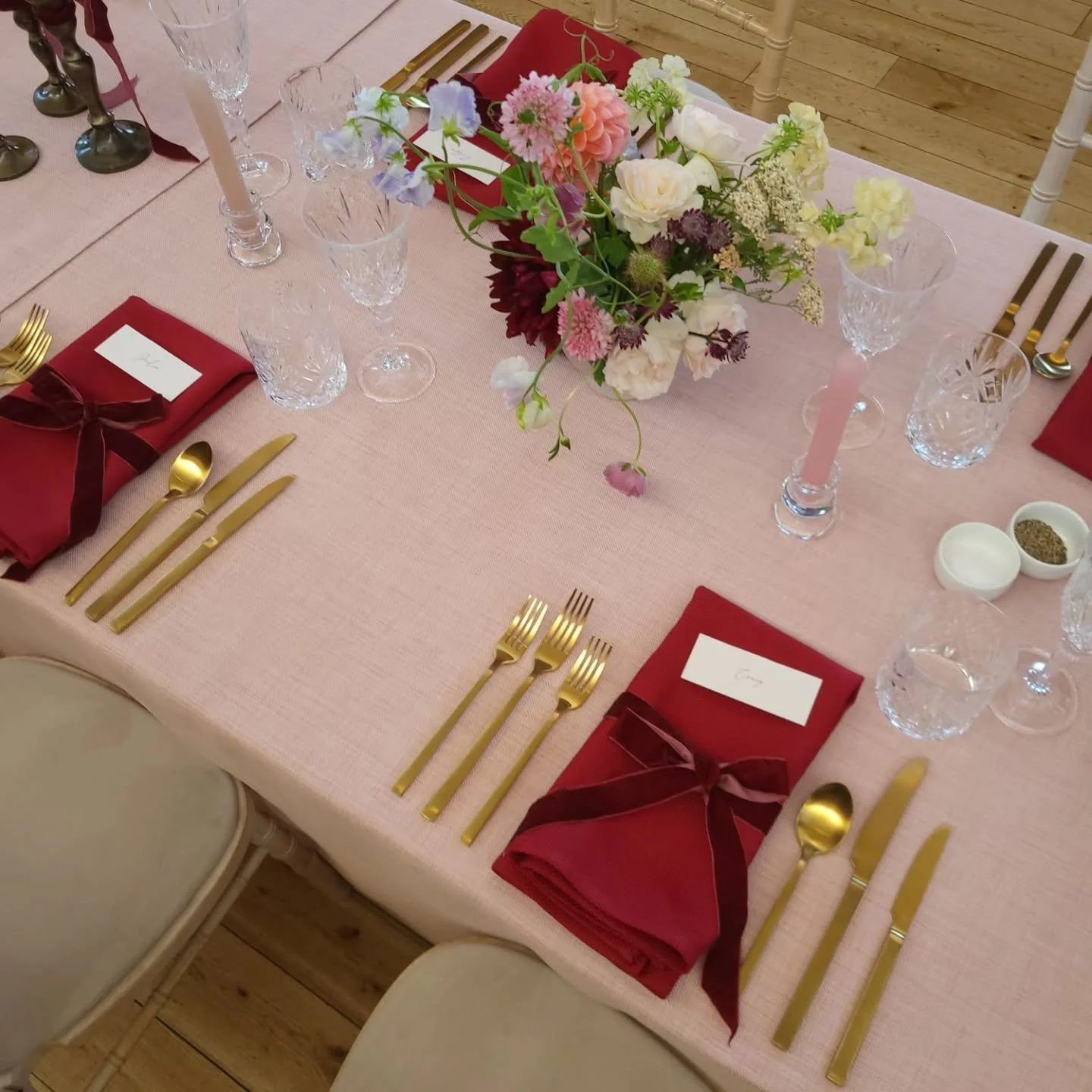 Wedding table flowers.

Drawing inspiration from this gorgeous wedding last summer, where flowers made a statement without ever feeling overdone. Delicate mini bowls, flowing stems, fresh fruit and larger arrangements lined the tables, finished perfe