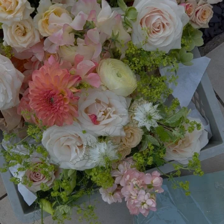 Some studio &amp; wedding prep over the last week.

Prepping for @katied_12 &amp; James wedding at @hyde_house - on the hottest bank holiday

○ bouquets ready for travel
○ tables lined up hiding in the shade
○ Gorgeous coral charm peonies
○ tables ha