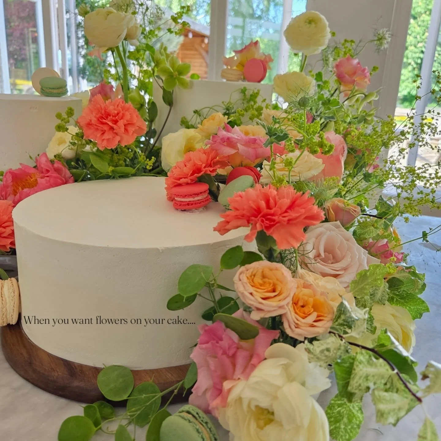 How to style your wedding cake with flowers - the perfect example above from last weeks wedding at @hyde_house. I was in my element when Katie sent over an inspiration image of what she wanted.

Stunning cake by @carlycakesuk who also worked with me 