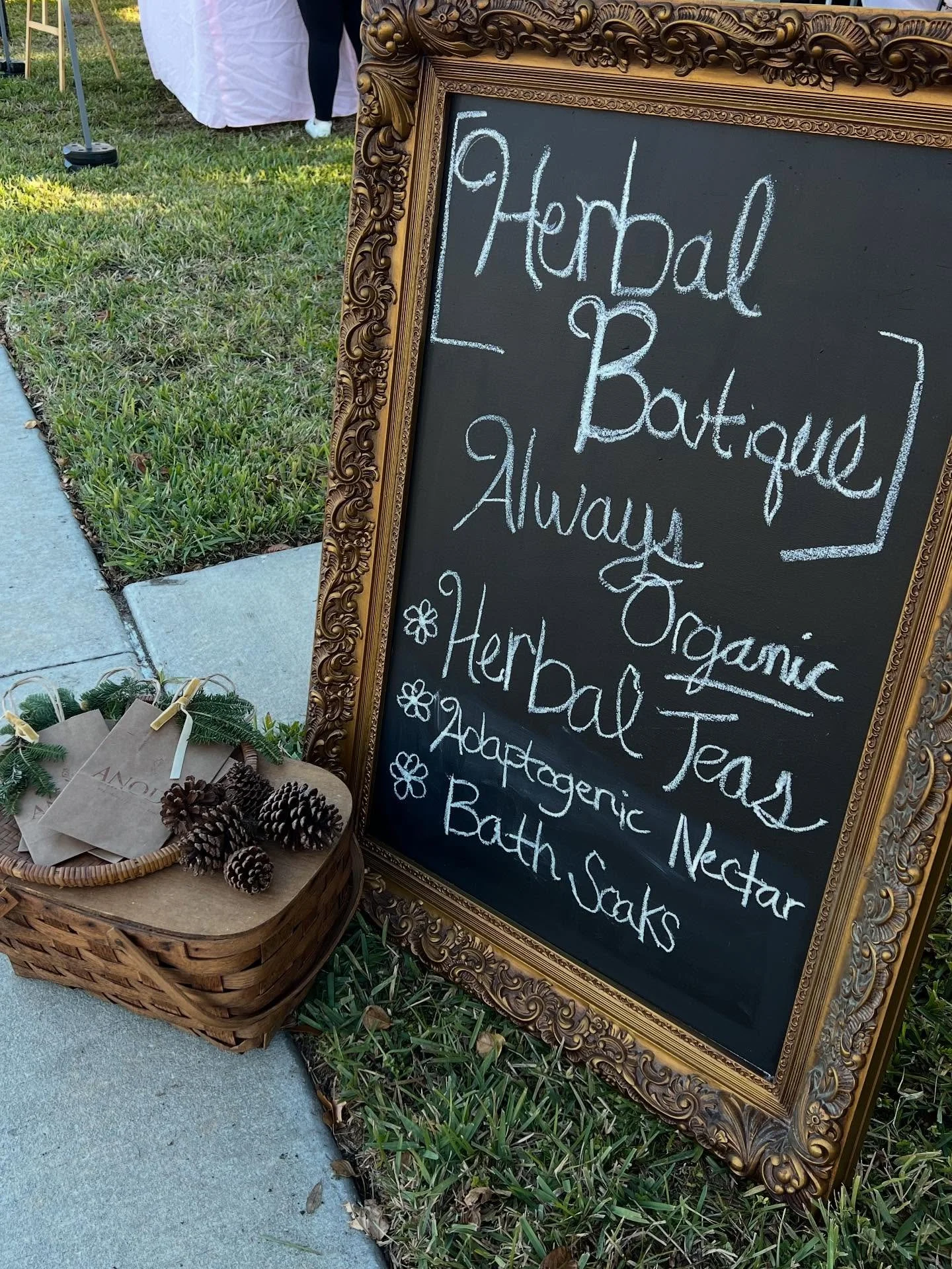 Just secured our spot at this upcoming Holidays on Central market! We will be vending at @thebanditmarket side of things, and last year this market was definitely our favorite! 
So in honor of this second time around, I wanted to share some sweet mo