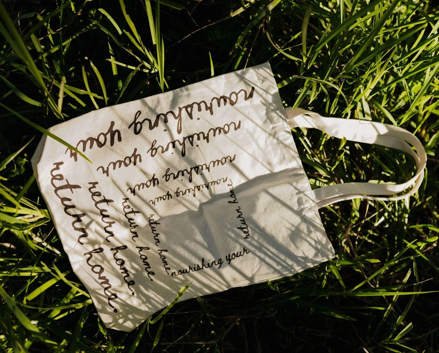 You new favorite farmers market tote is waiting for you in our online shop. 

Made from soft yet sturdy heavyweight organic cotton. 

The deep easily carries heavy hauls-perfect for that armful of fresh flowers and long stem produce that&rsquo;s call
