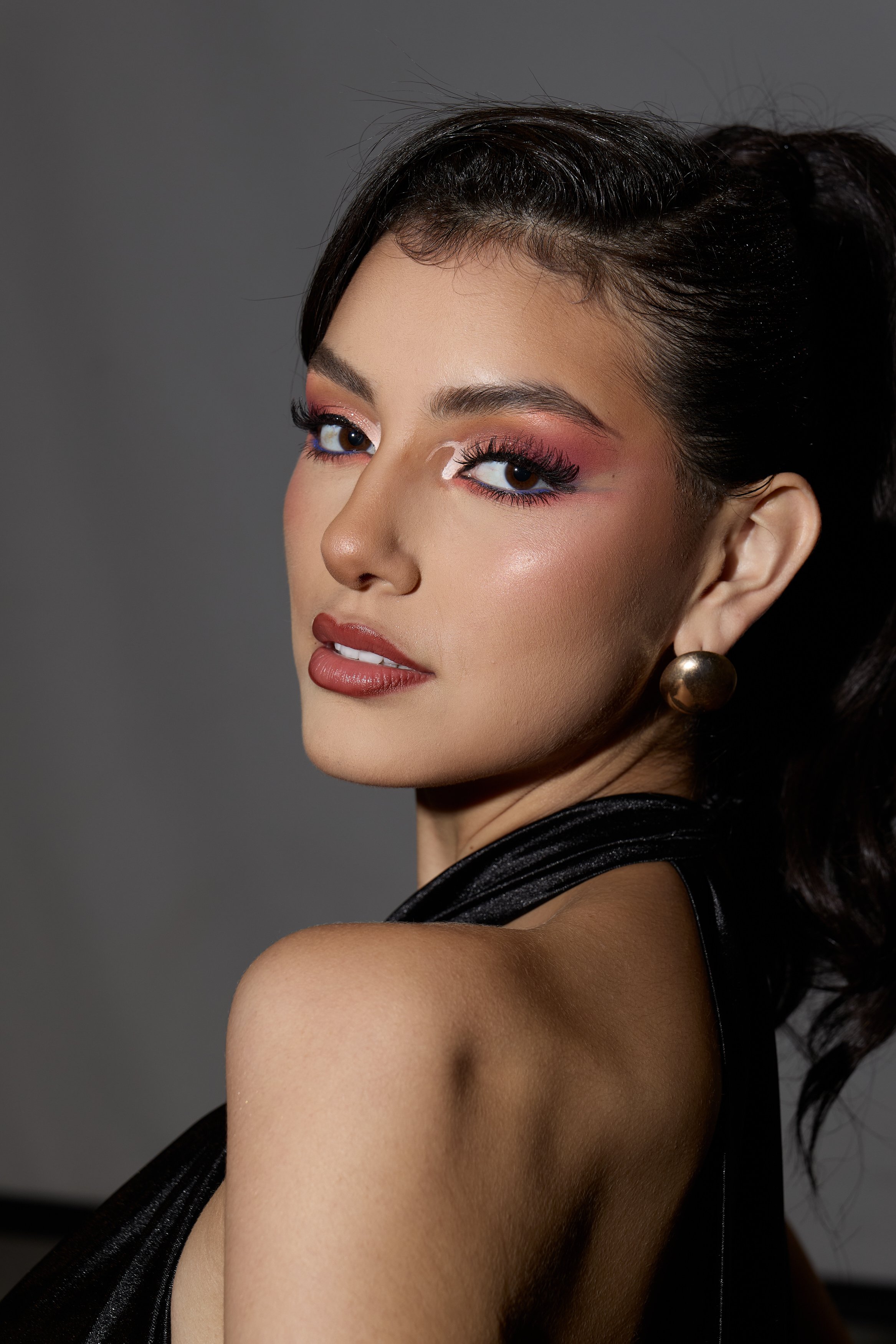 High resolution photo of woman fashion model wearing beautiful and complex makeup