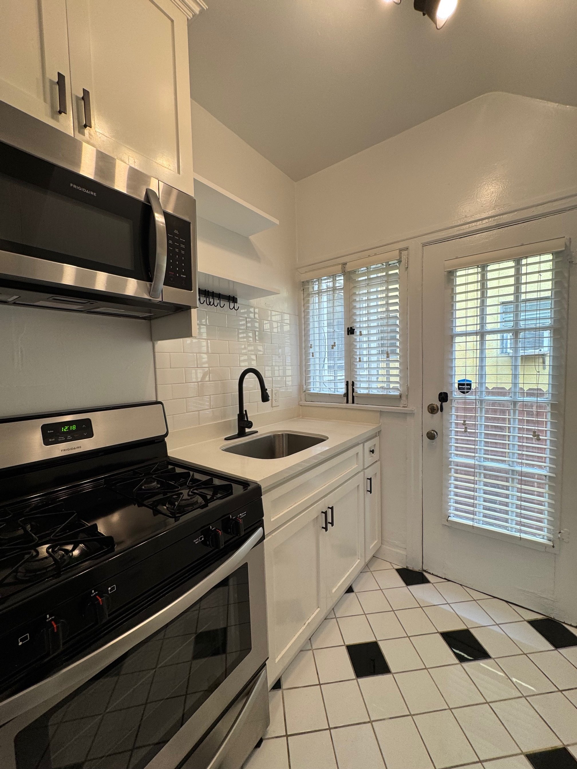 1851 1/2 Canyon Dr. Los Angeles, CA. 90028. STUDIO, 1 Bath w/ hardwood floors &amp; vintage charm $1,995