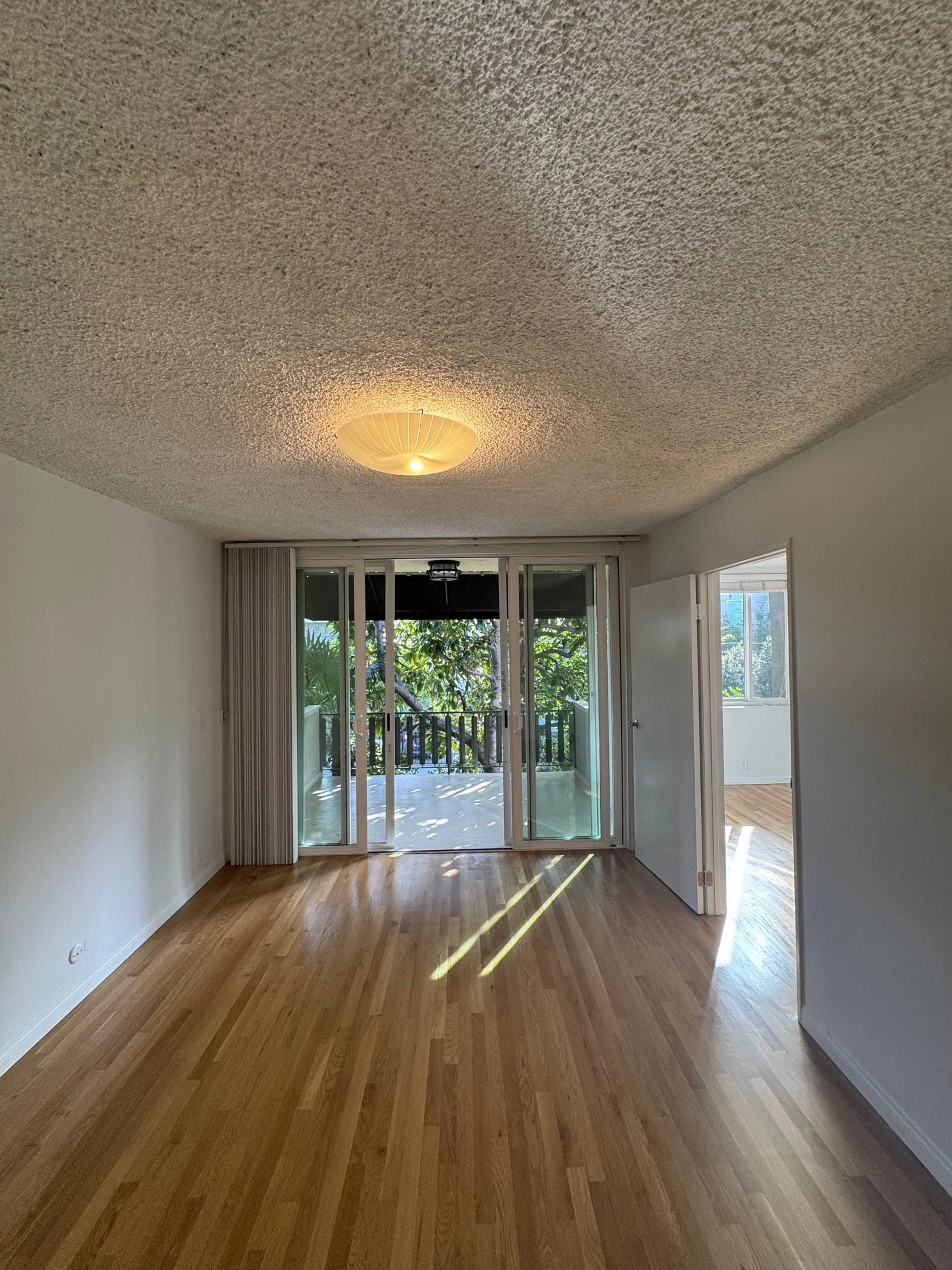 1921 Vista Del Mar Ave. #204 Los Angeles, CA. 90068. 1 Bed, 1 Bath w/ hardwood floors, parking and a balcony! $2,350 