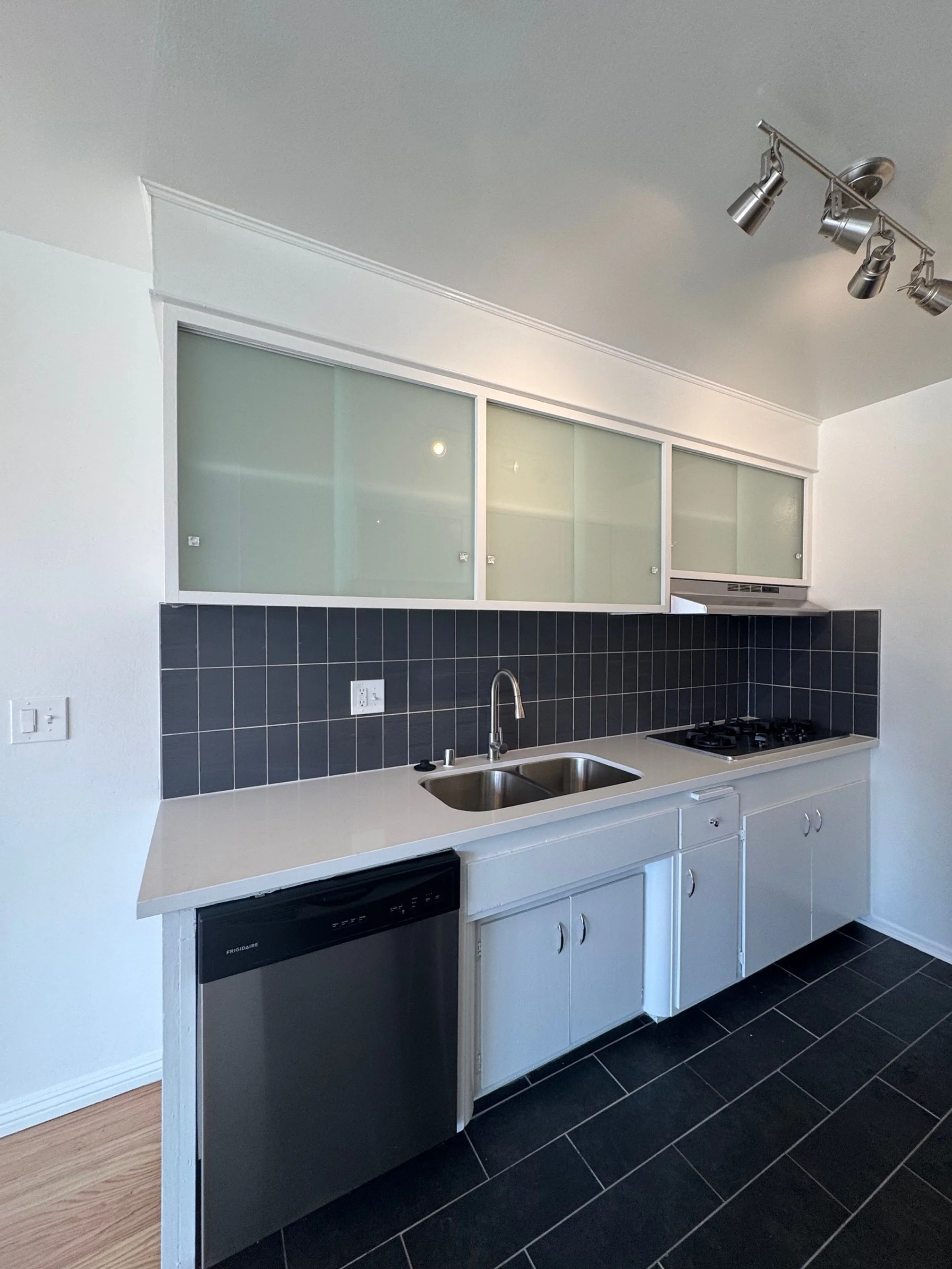 1709 N. Fuller Ave. #3 Los Angeles, CA. 90046. 1 Bed, 1 Bath w/Patio, hardwood floors, parking &amp; swimming pool. $2,400 