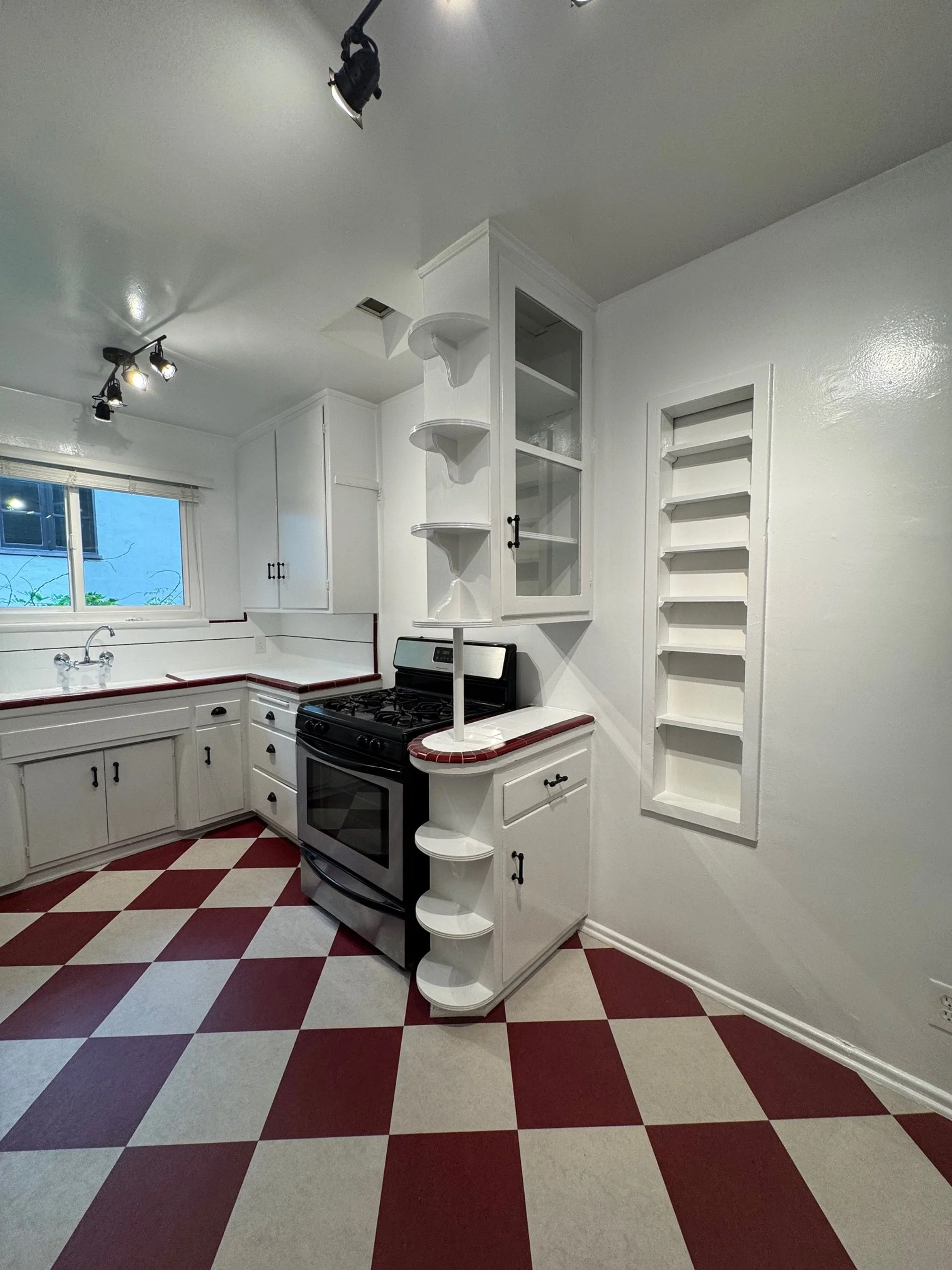 2269 N. Beachwood Dr.#202 Los Angeles, CA. 90068. Top floor, 1 Bed, 1 Bath w/ wood flooring, parking and vintage tile. $2,500