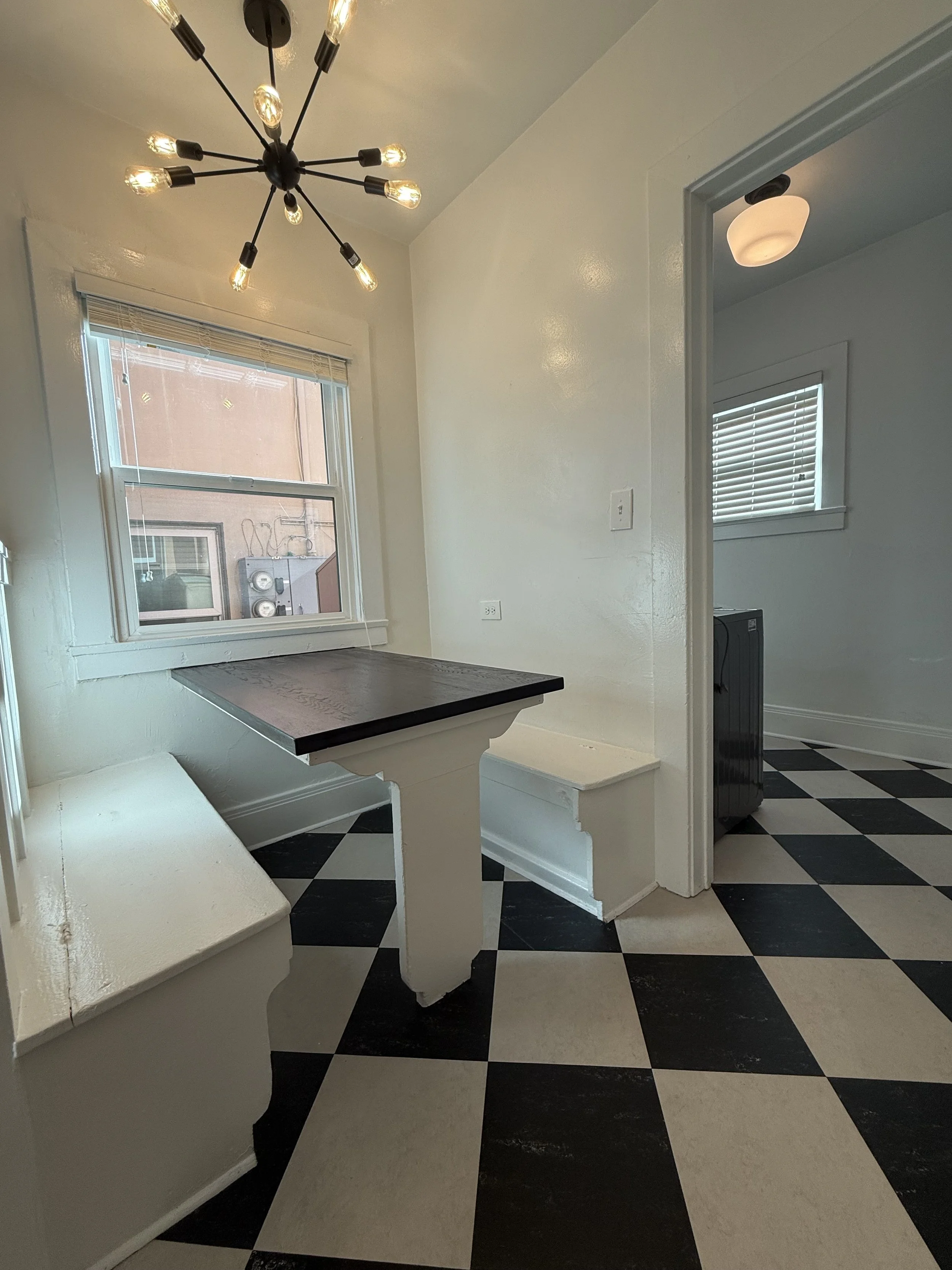 1707 Hillhurst Ave. Los Feliz, CA. 90027. Bright and Spacious 1 Bed, 1 Bath w/wood floors, dishwasher & washer/dryer combo unit. $2,500