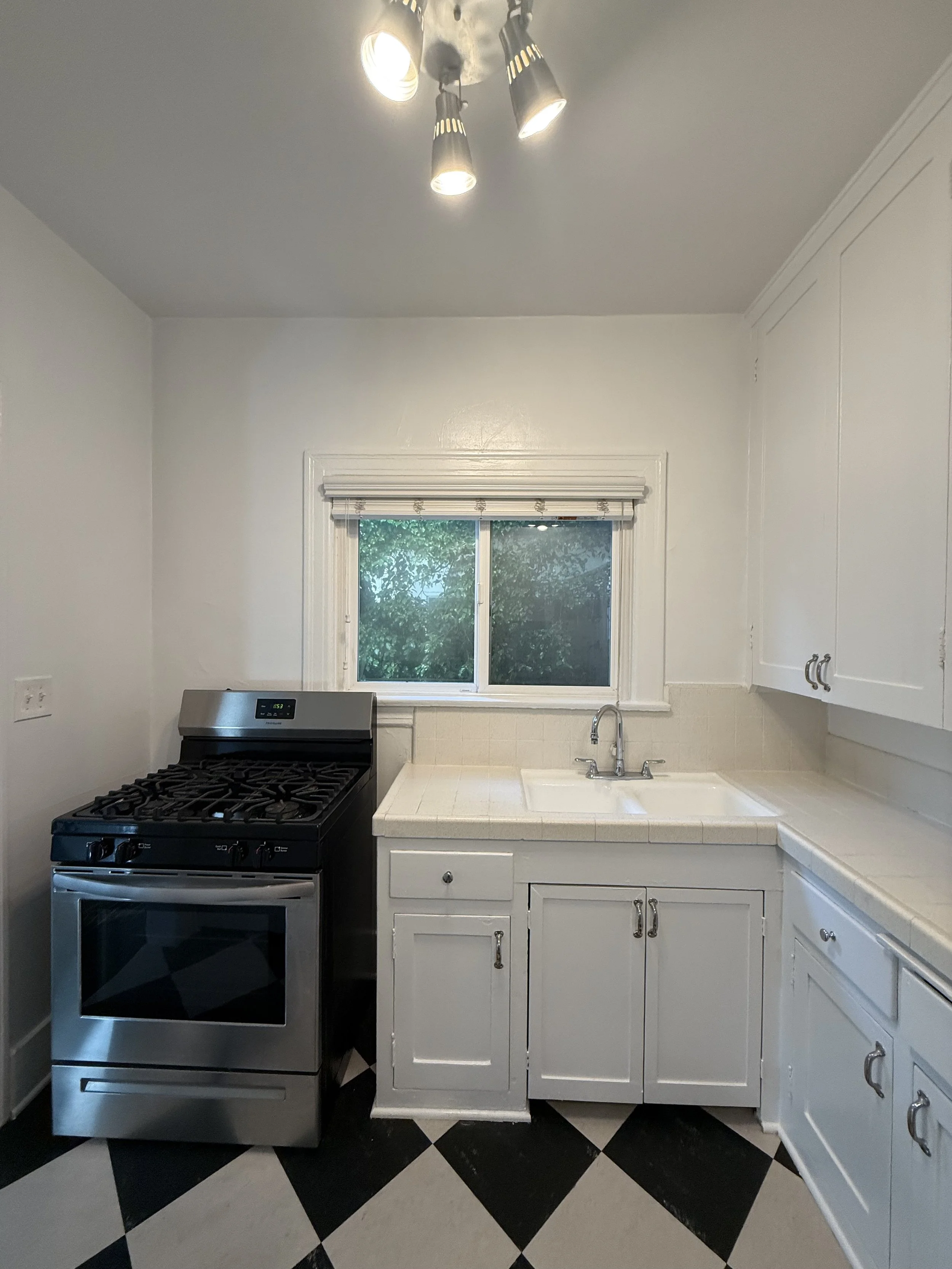 1949 N. Vermont Ave.#1 Los Feliz, CA. 90027. STUDIO, 1 Bath w/ hardwood floors. $1,995