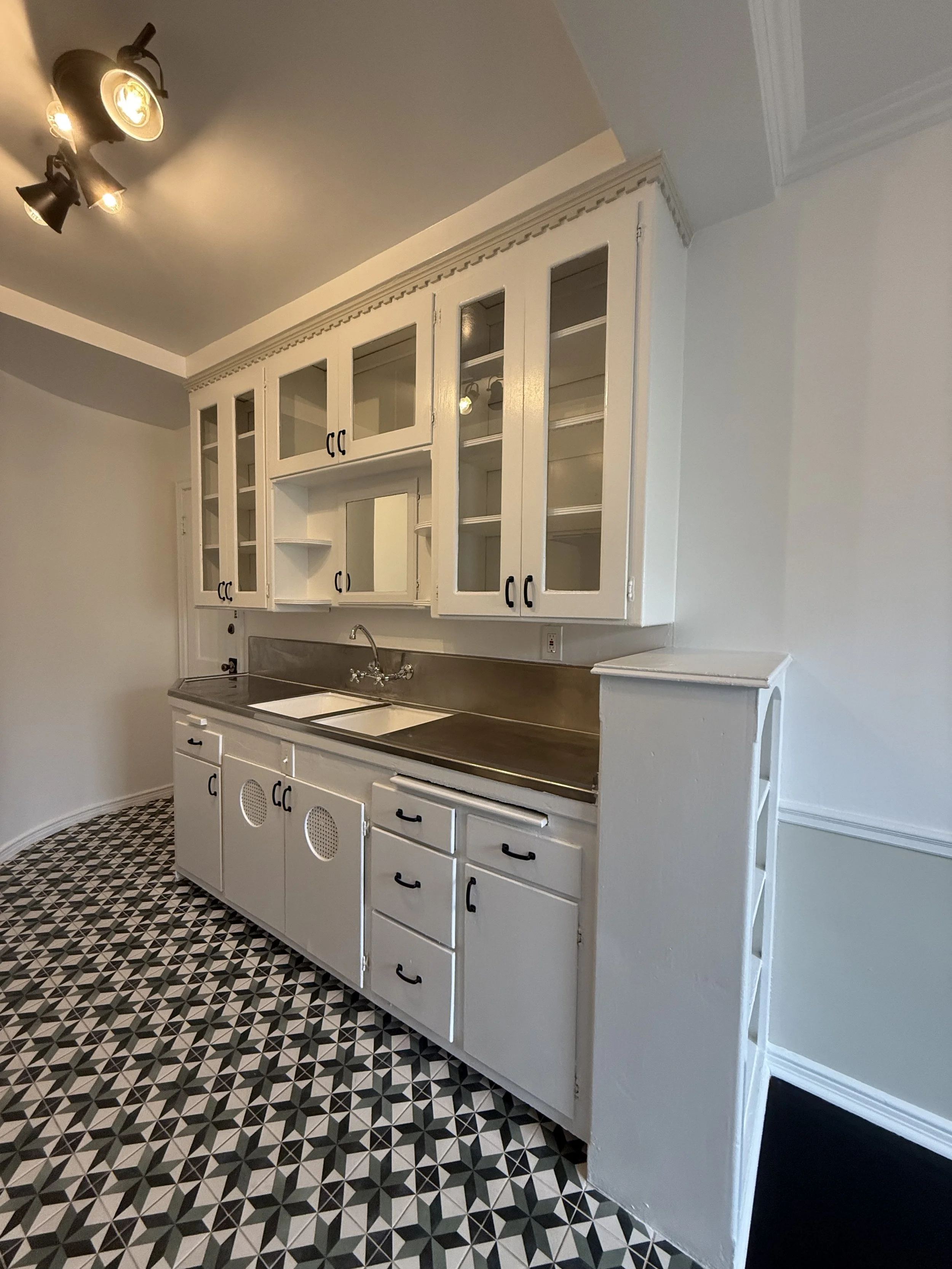 1607 Lyman Pl. Los Feliz, CA. 90027. Top floor, 2 Bed, 1 Bath w/ Hardwood floors and vintage charm &amp; garage. $3,500