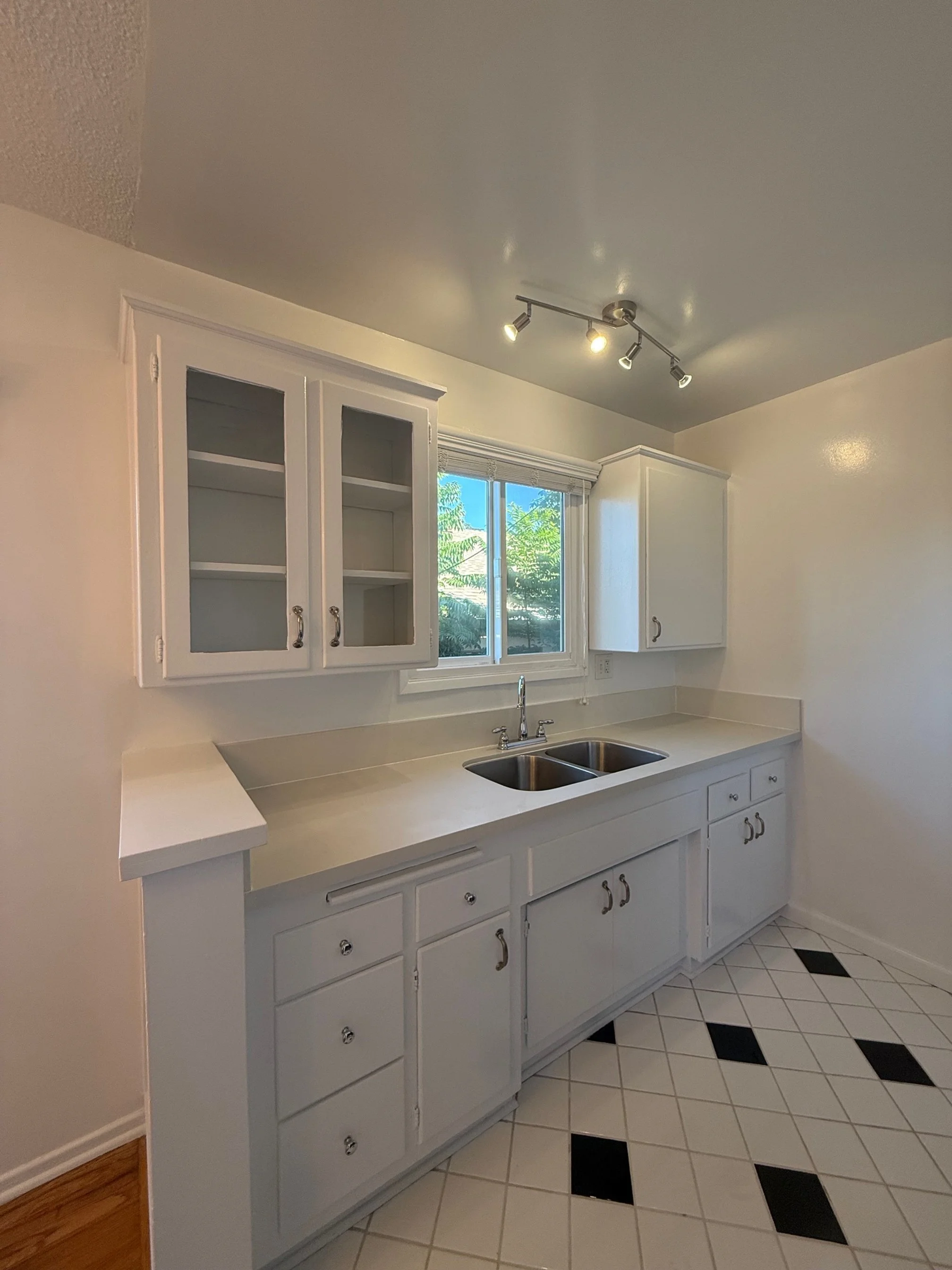 3815 Los Feliz Blvd. #20 Los Feliz, CA. 90027. Top floor 1 Bed, 1 Bath w/hardwood floors, large windows, vintage tile &amp; Parking! $2,400 