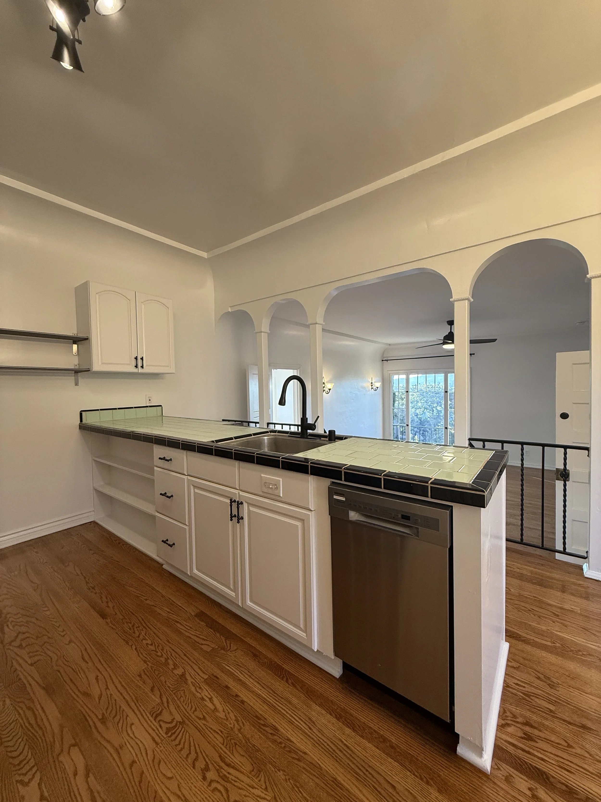 1318 Lucile Ave. SilverLake CA. 90026. Top floor, 1 Bed, 1 Bath w/ Hardwood floors, vintage charm &amp; parking. $2,950.