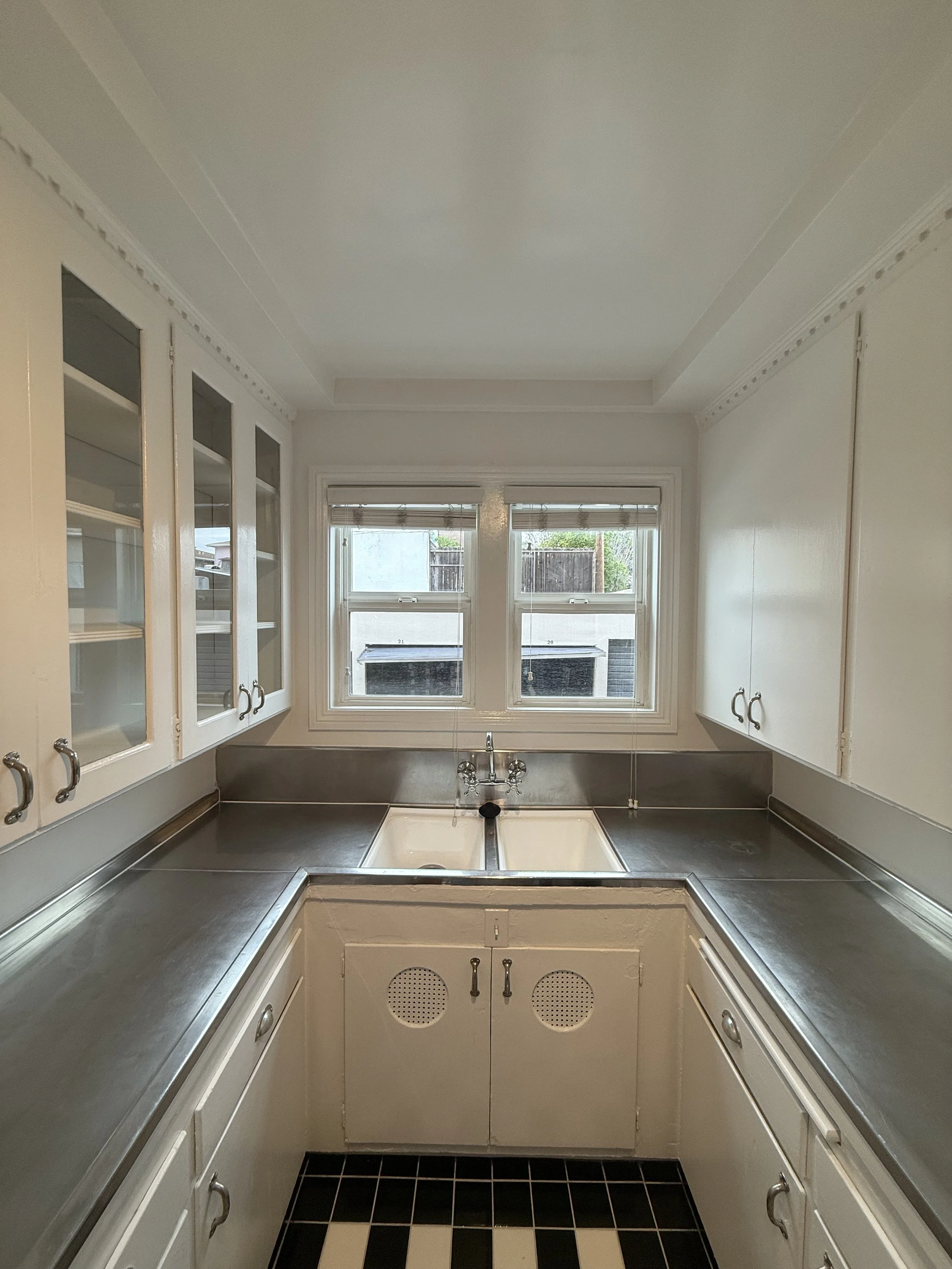 1649 Lyman Pl. Los Feliz, CA. 90027. First floor 1 Bed, 1 Bath w/ Hardwood floors, large windows and parking. $2,750 