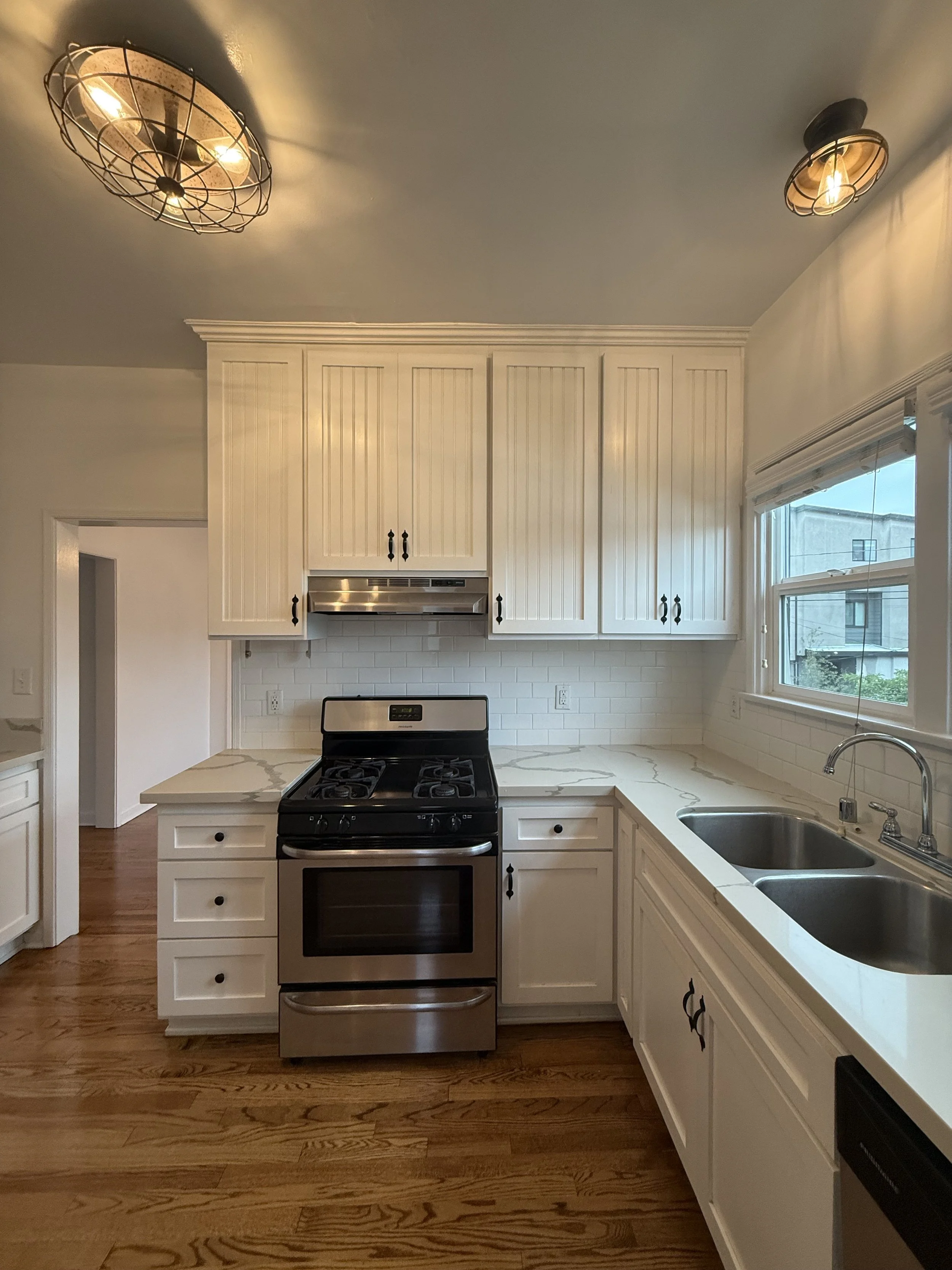 5065 Pickford St. #4 Los Angeles, CA. 90019. Top floor 1 Bed, 1 Bath w/ hardwood floors, in-unit washer &amp; dryer, dishwasher and parking $2,795! 