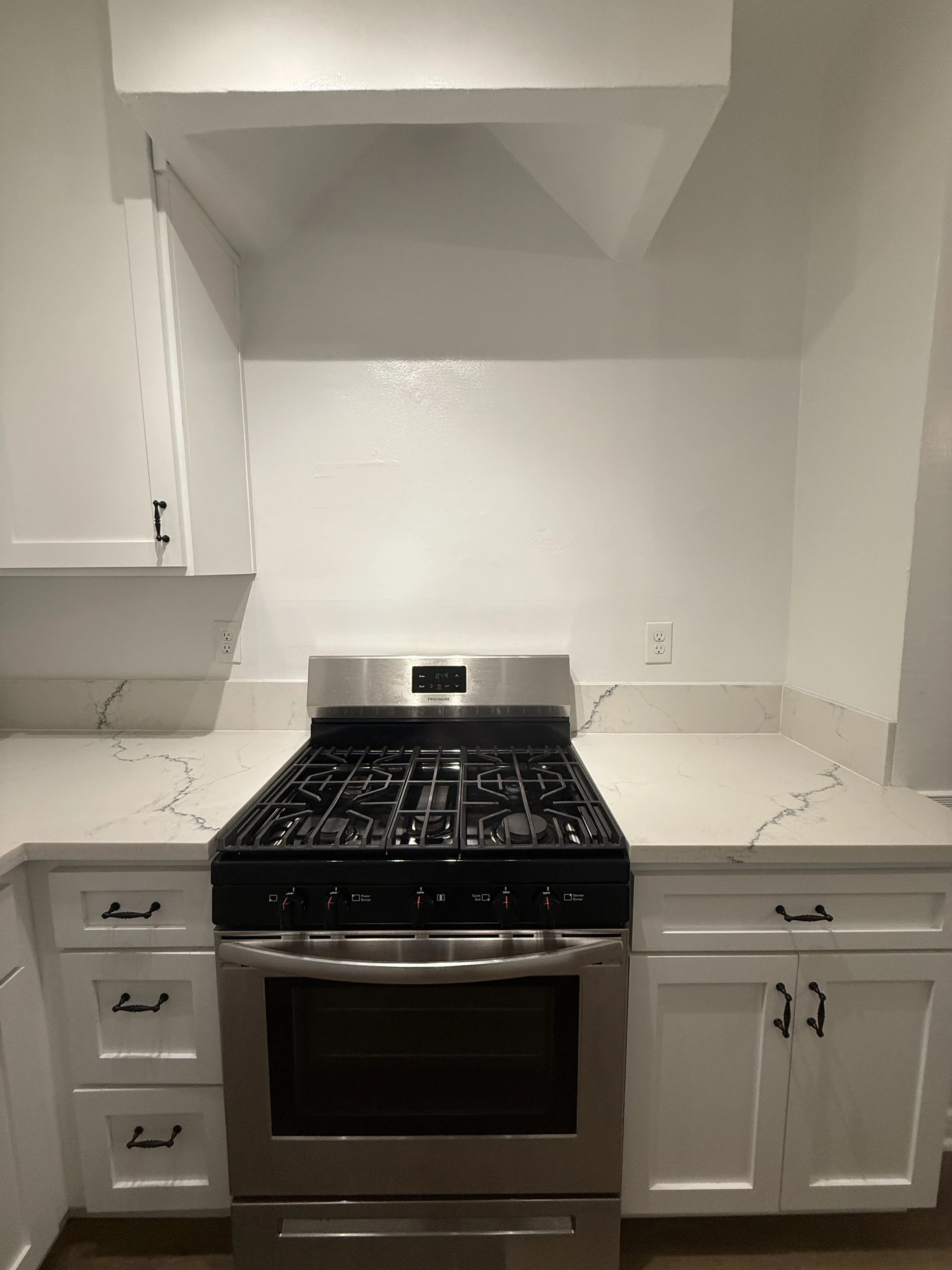 1552 N. Commonwealth Ave. #4 Los Feliz, CA. 90027. First floor 1 Bed, 1 Bath with lot’s of character,  charm &amp; street permit parking. $2,200