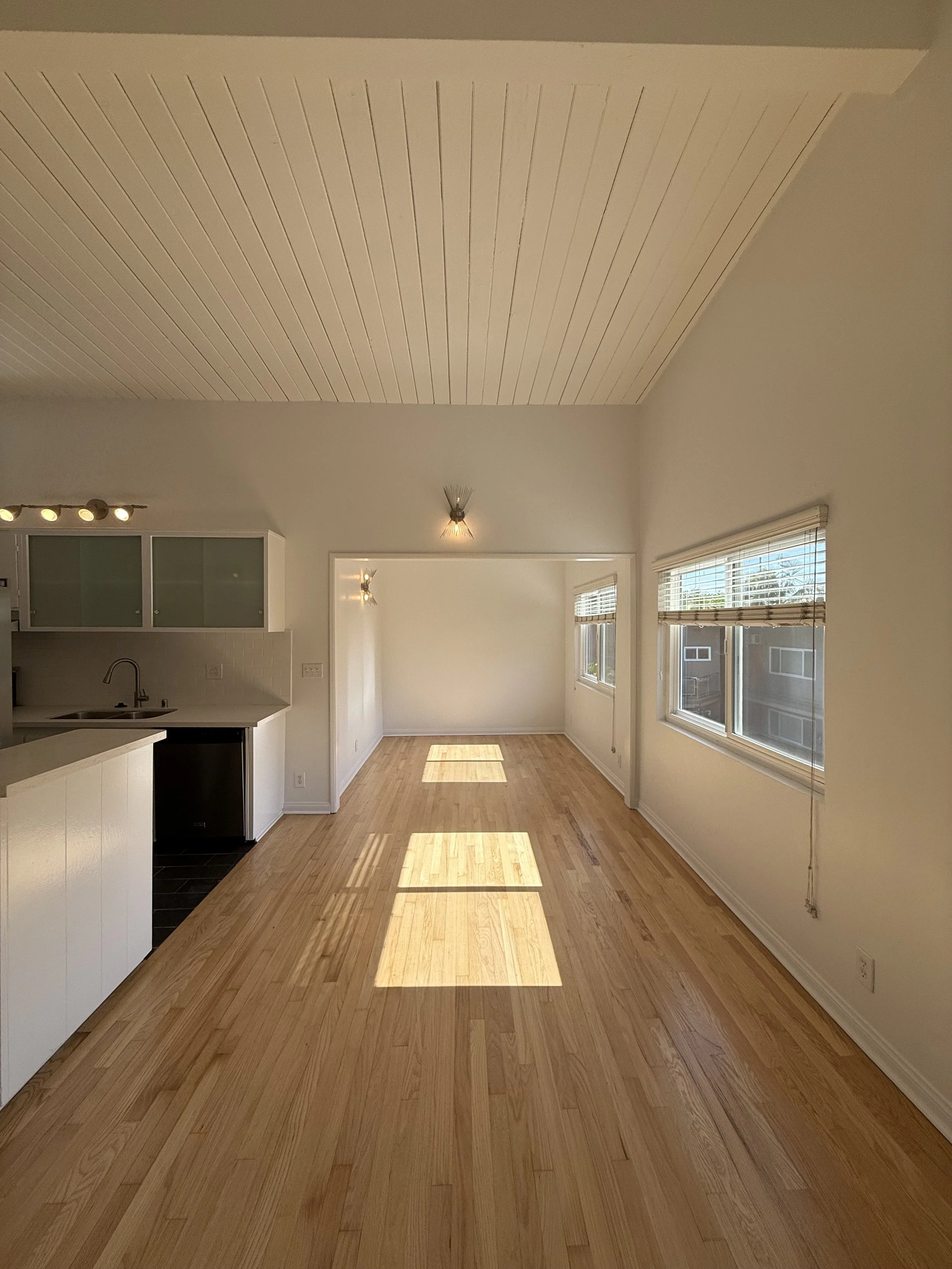 1709 N. Fuller Ave. #31 Los Angeles, CA. 90046. Top floor 2 Bed, 2 Bath w/ hardwood floors, high ceilings, , bonus room, parking, swimming pool and shared laundry. $3,200 