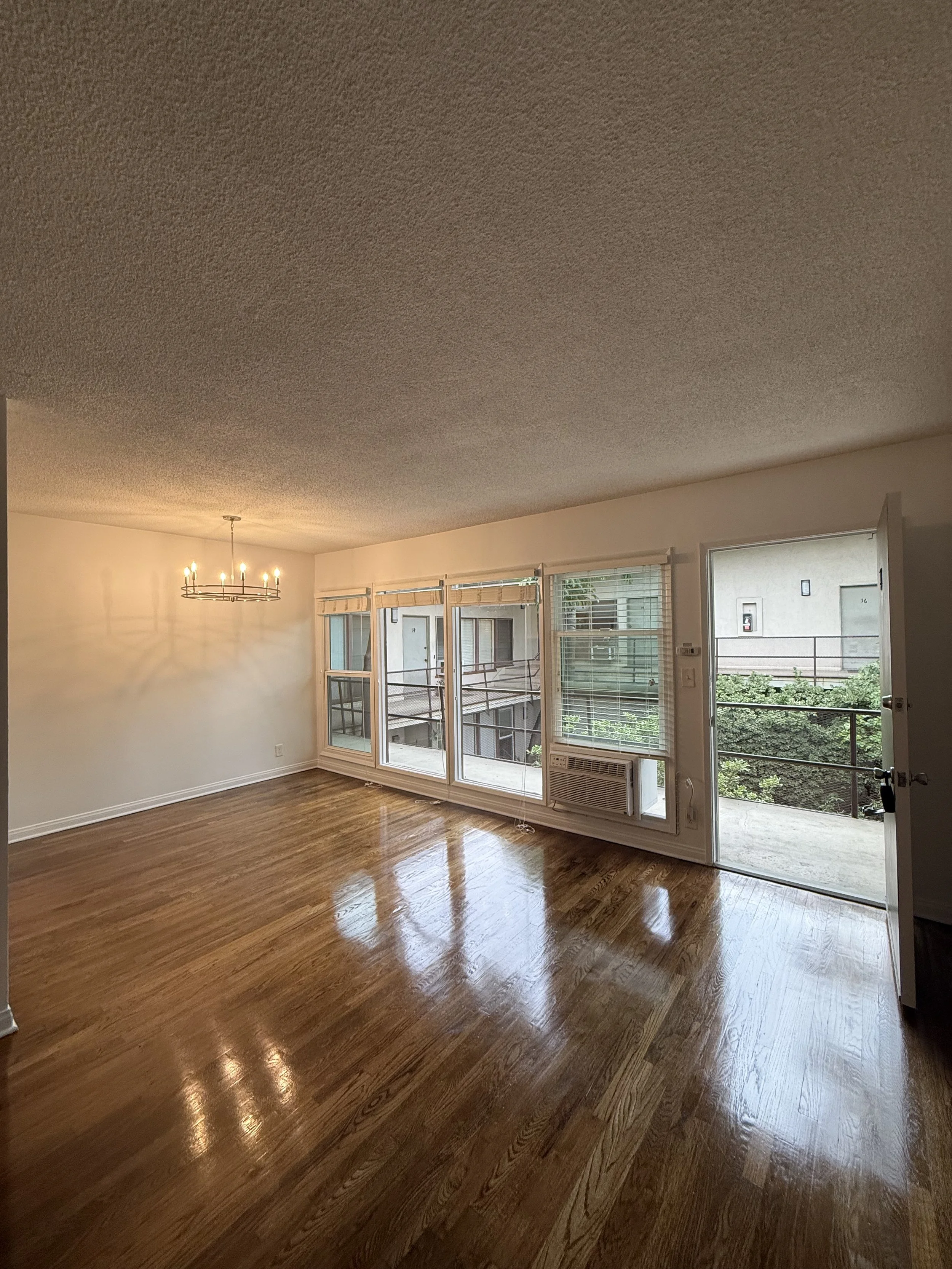 3815 Los Feliz Blvd. #11 Los Feliz, CA. 90027. Top floor 1 Bed, 1 Bath w/hardwood floors, large windows, dishwasher and parking. $2,400