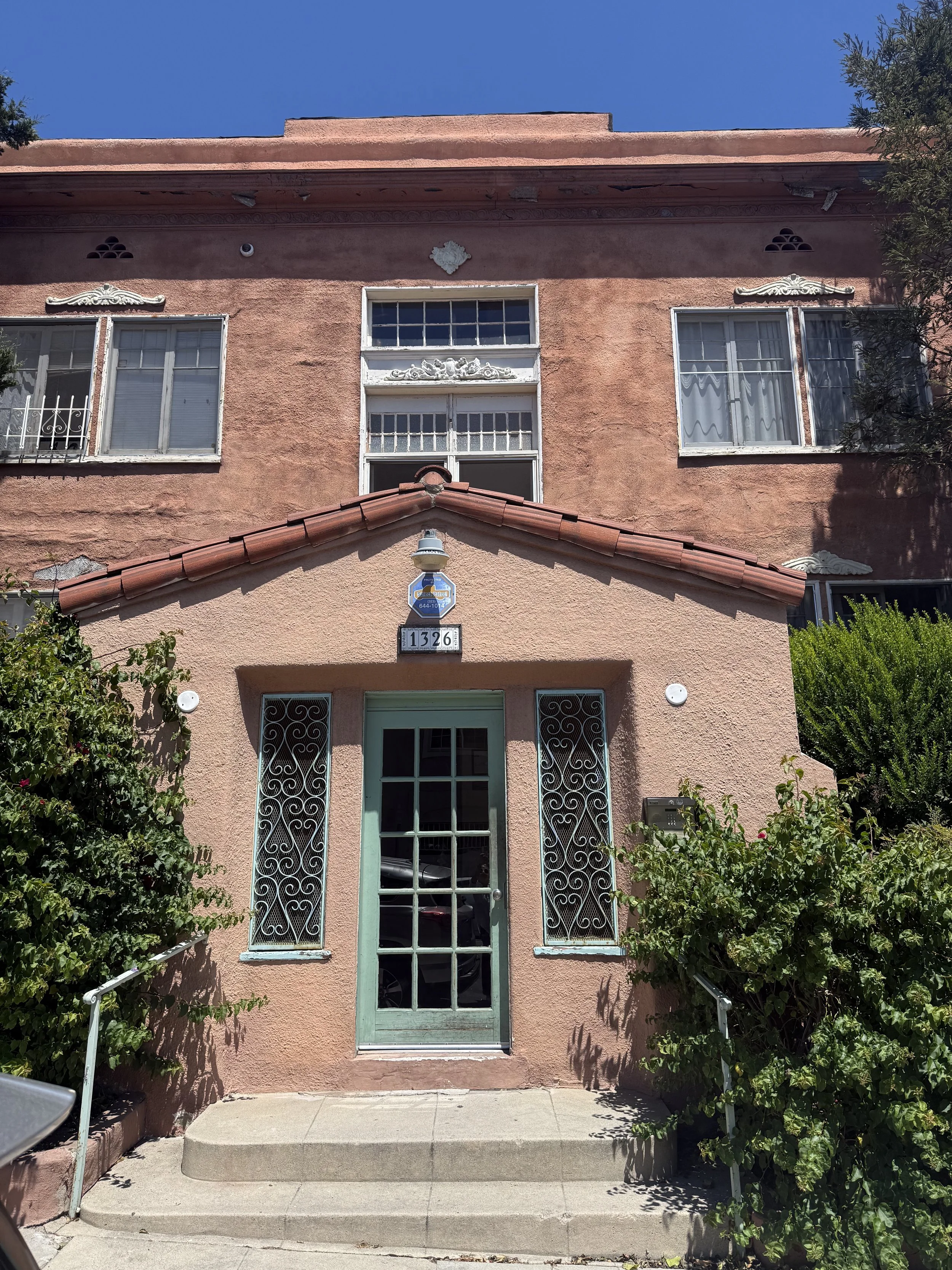 1326 Virgil Pl. # 5 Los Feliz, CA. 90027. Charming Studio w/ 1 Bathroom, vintage tile, shared laundry. $1,895 