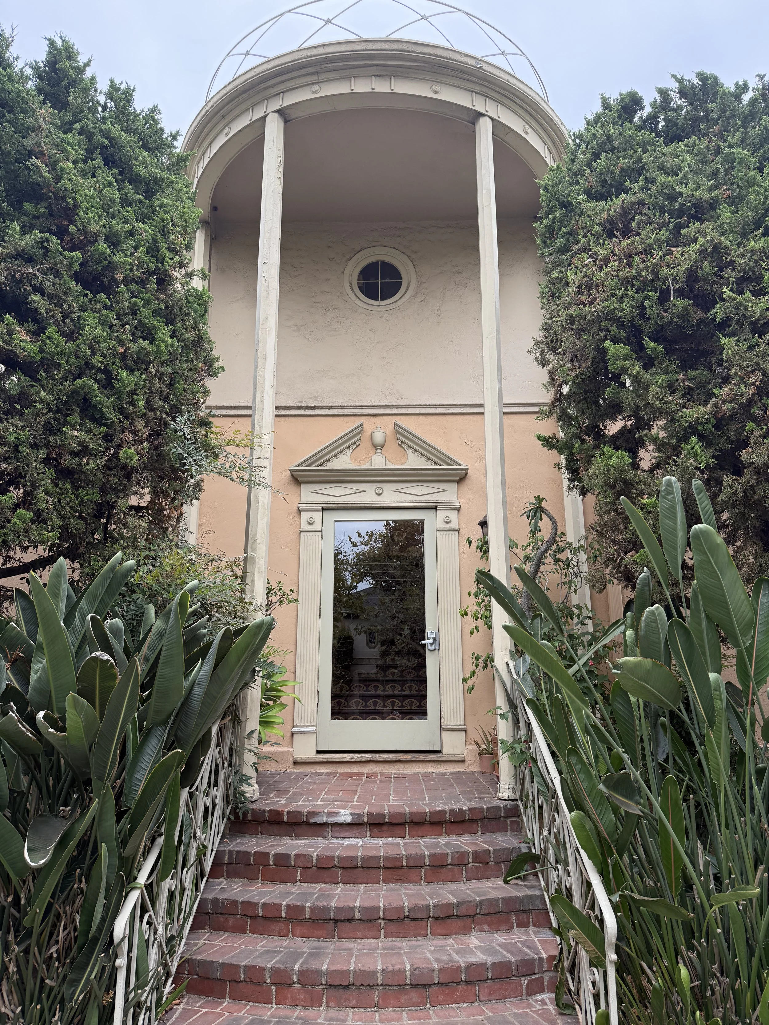 1660 Lyman Pl. #2 Los Feliz, CA. 90027. First floor 1 Bed, 1 Bath w/ Hardwood floors, large curved windows and parking. $2,700