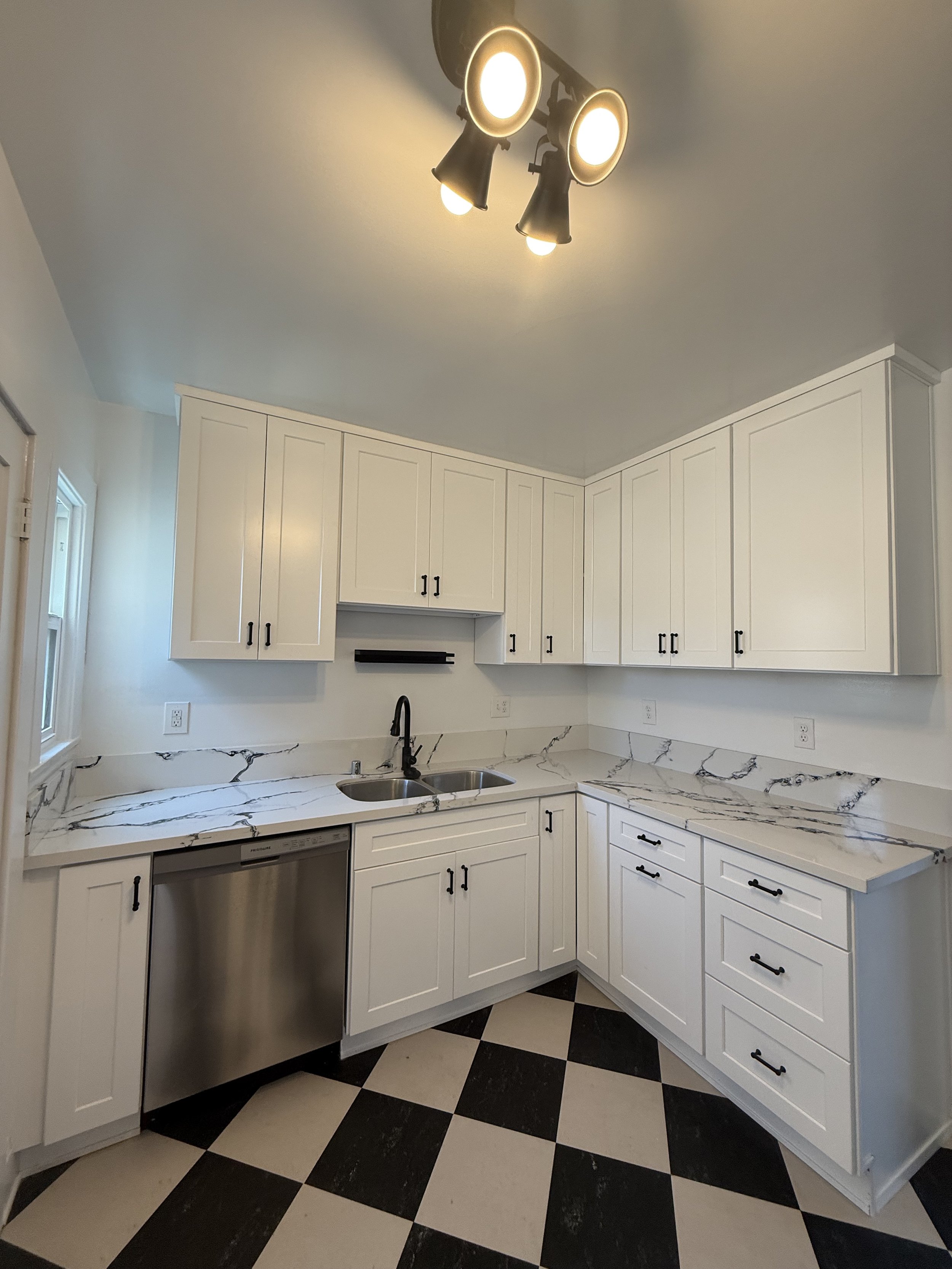 1701 1/2 Hillhurst Ave. Los Feliz, CA. 90027. Bright and Spacious TOP FLOOR 1 Bed, 1 Bath w/hardwood floors. $2,400