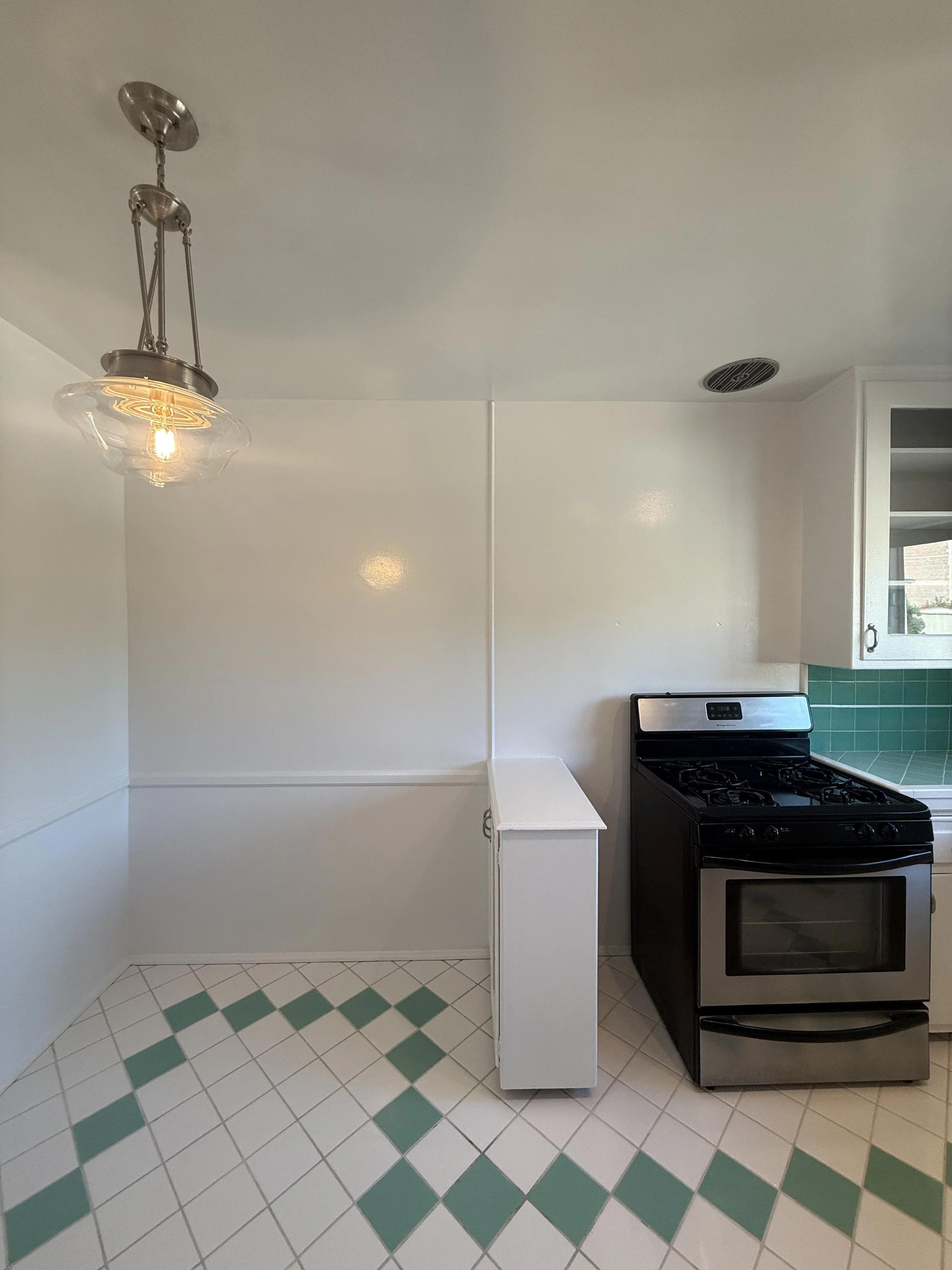 2640 St. George St. #11 Los Angeles, CA. 90027. Top floor, 1 Bed, 1 Bath w/ hardwood floors, A/C, Vintage tile &amp; Shared laundry. $2,650