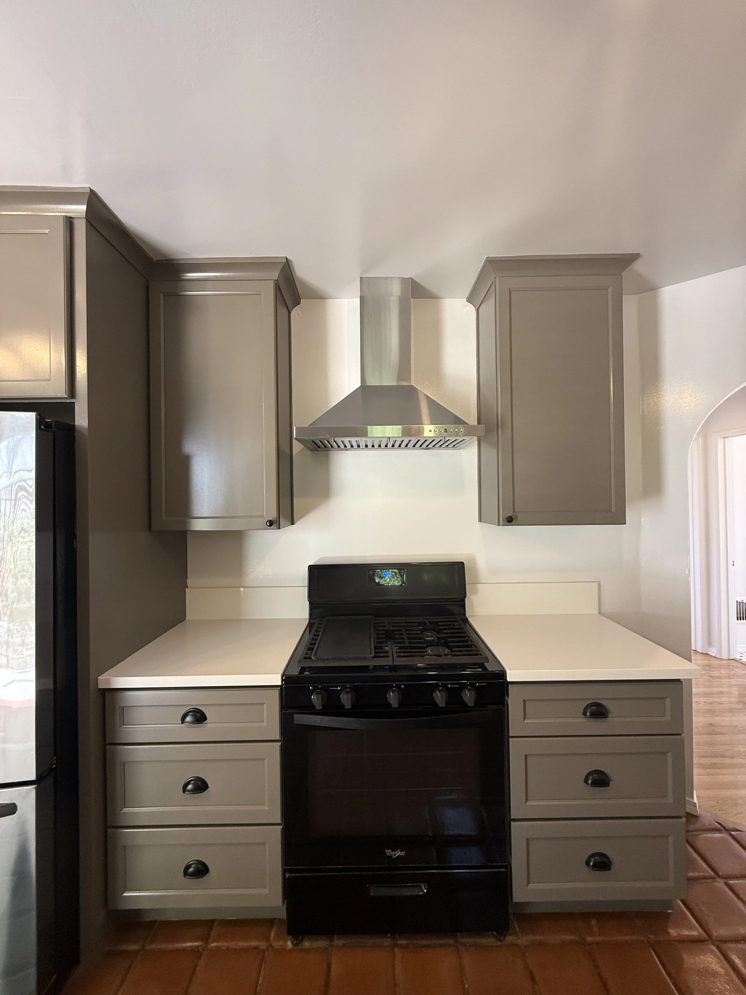 2153 Valentine St. Echo Park, CA. 90026. Bright and Spacious TOP FLOOR 2 Bed, 1 Bath w/hardwood floors, central A/C, gated yard, in-unit washer and dryer. $3,950