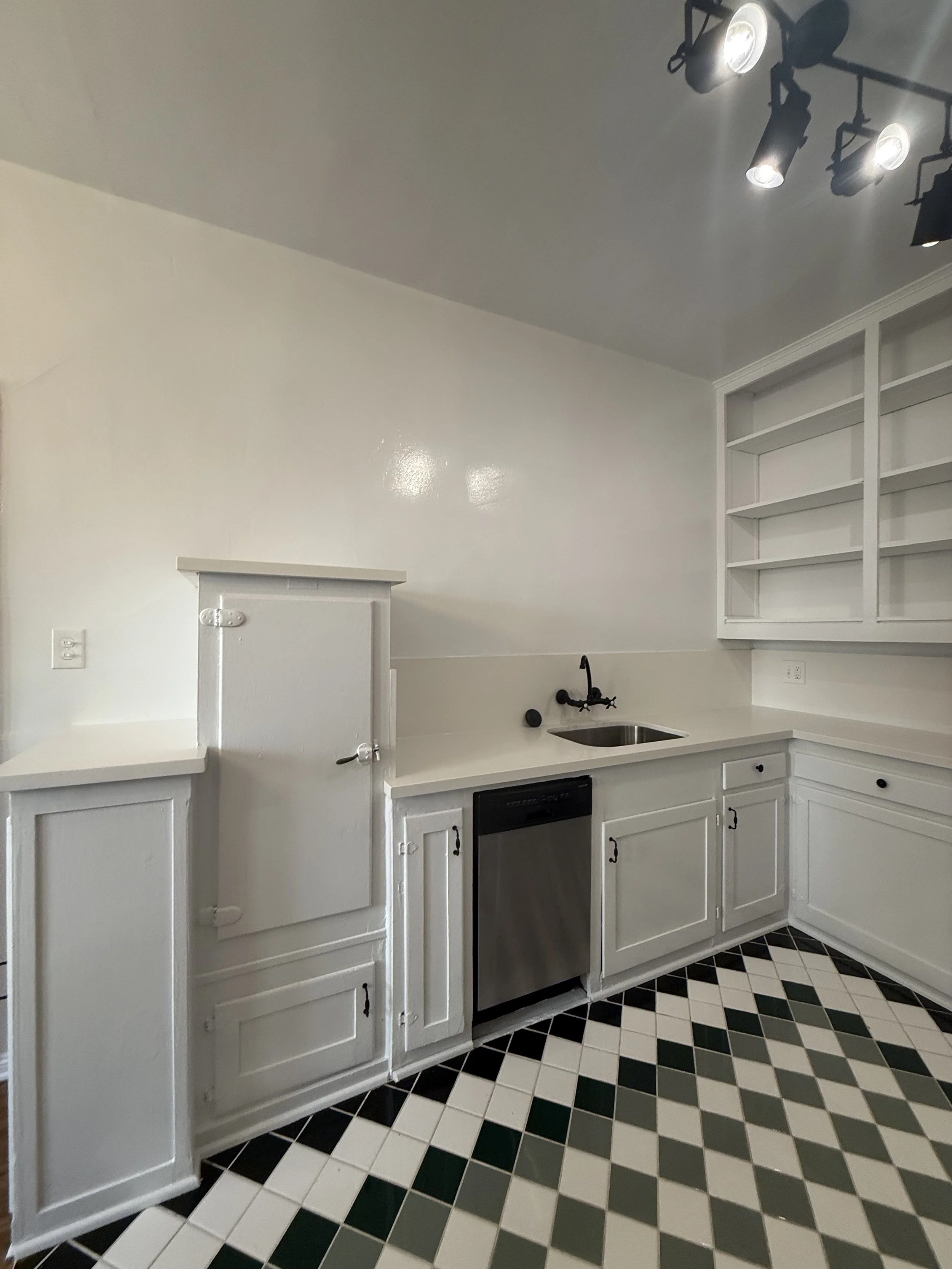 1316 3/4 Lucile Ave. Los Angeles, CA. 90026. Bright and Spacious,  2 Bed, 1 Bath w/hardwood floors, parking and AC. $3,700