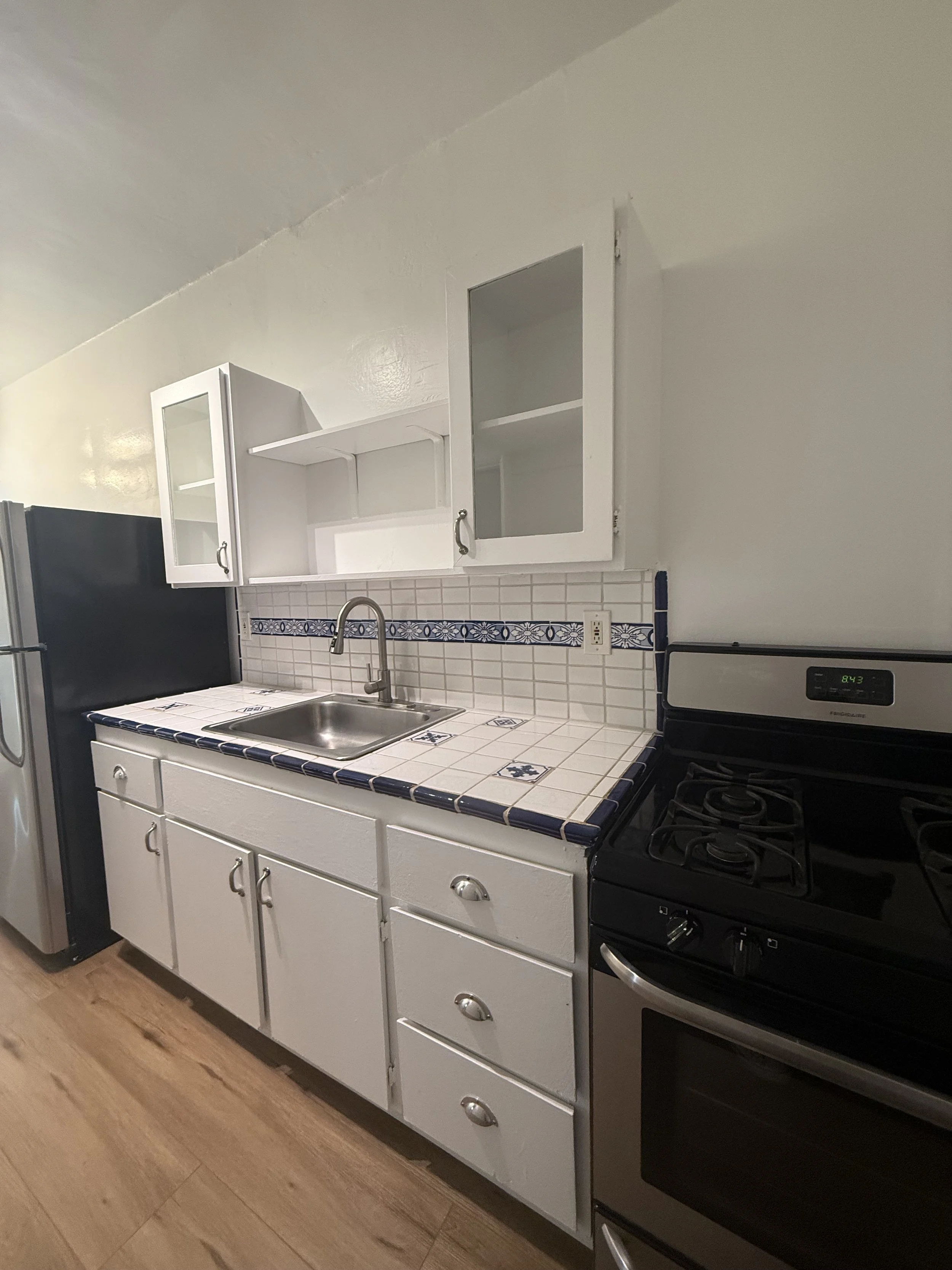 1515 Silver Lake Blvd. #4 Los Angeles, CA. 90026. Art Deco STUDIO, 1 Bath with vintage tile. $1,995