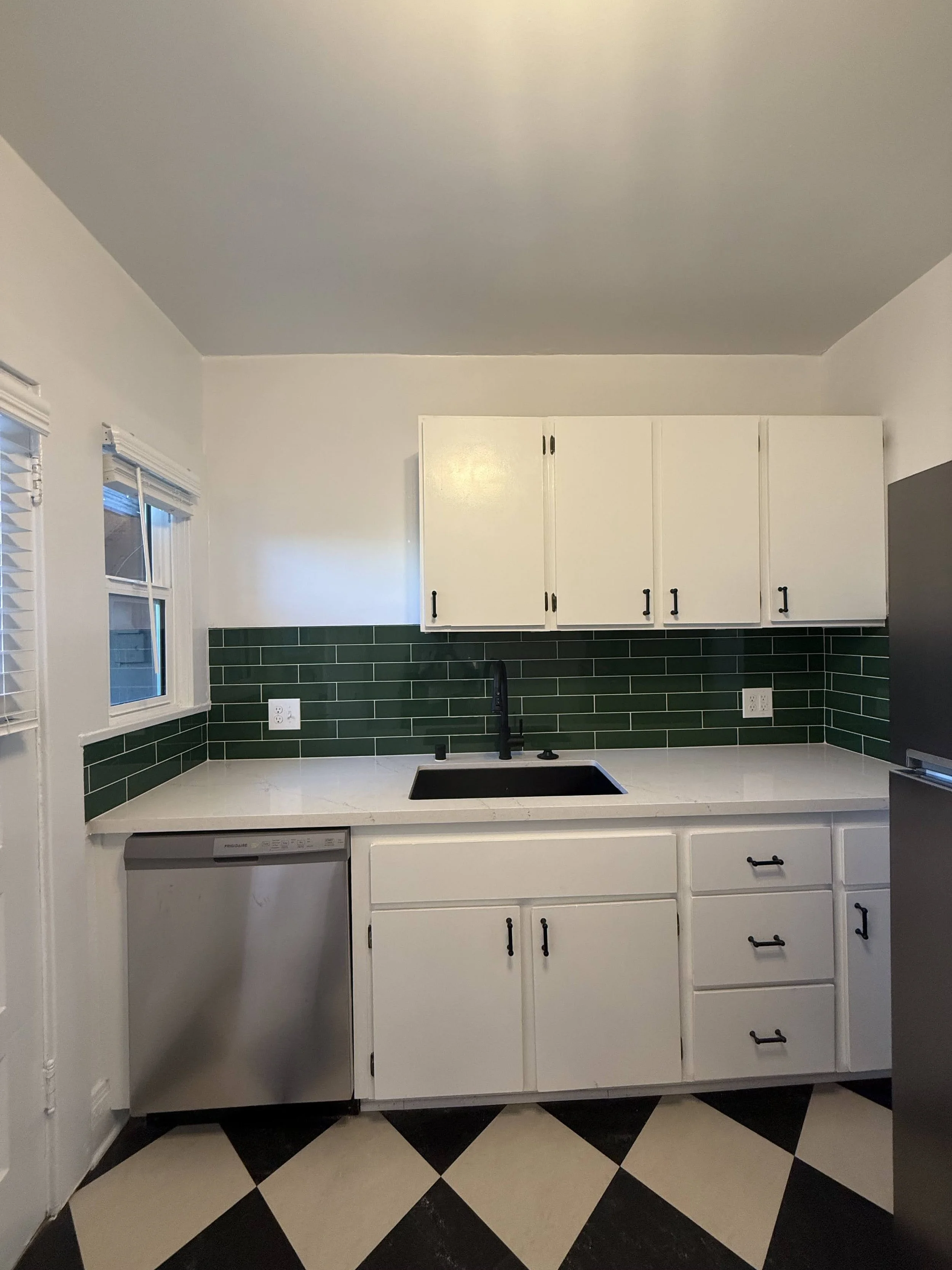1711 Hillhurst Ave. Los Feliz, CA. 90027. Bright and Spacious 1 Bed, 1 Bath w/hardwood floors. $2,100
