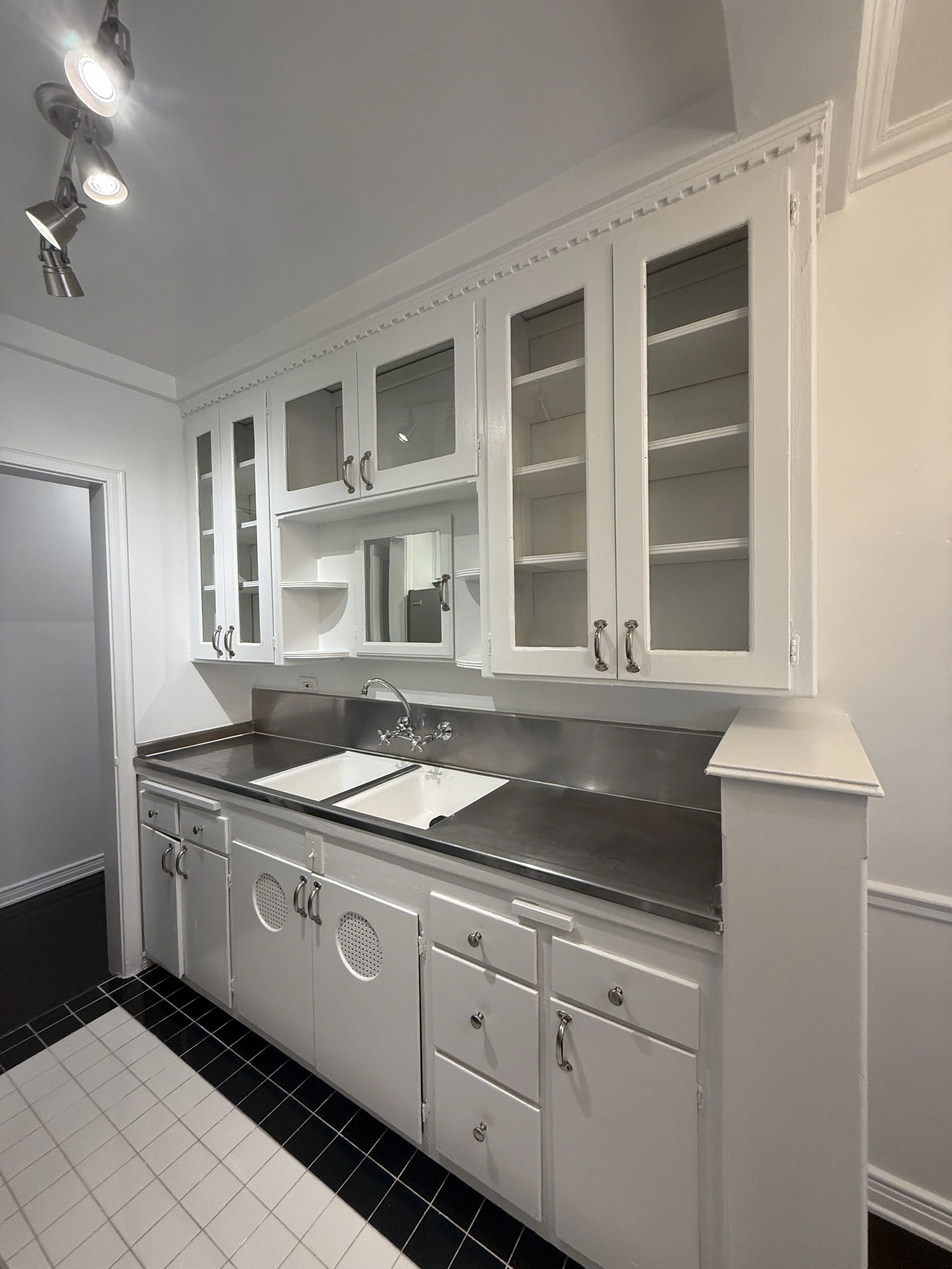1633 Lyman Pl. #2 Los Feliz, CA. 90027. First floor, 1 Bed, 1 Bath w/ hardwood floors, vintage charm and parking. $2,650