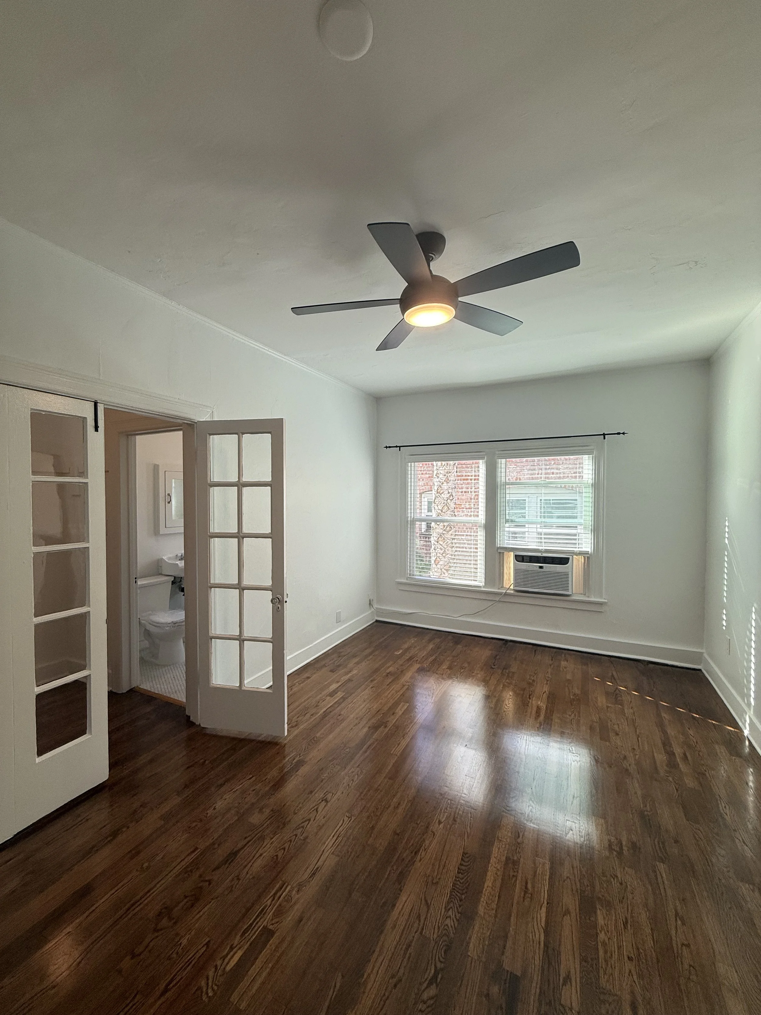 1642 Lyman Pl. #204 Los Feliz, CA. 90027. Top floor Studio with 1 Bathroom and Hardwood floors and vintage charm. $1,850 