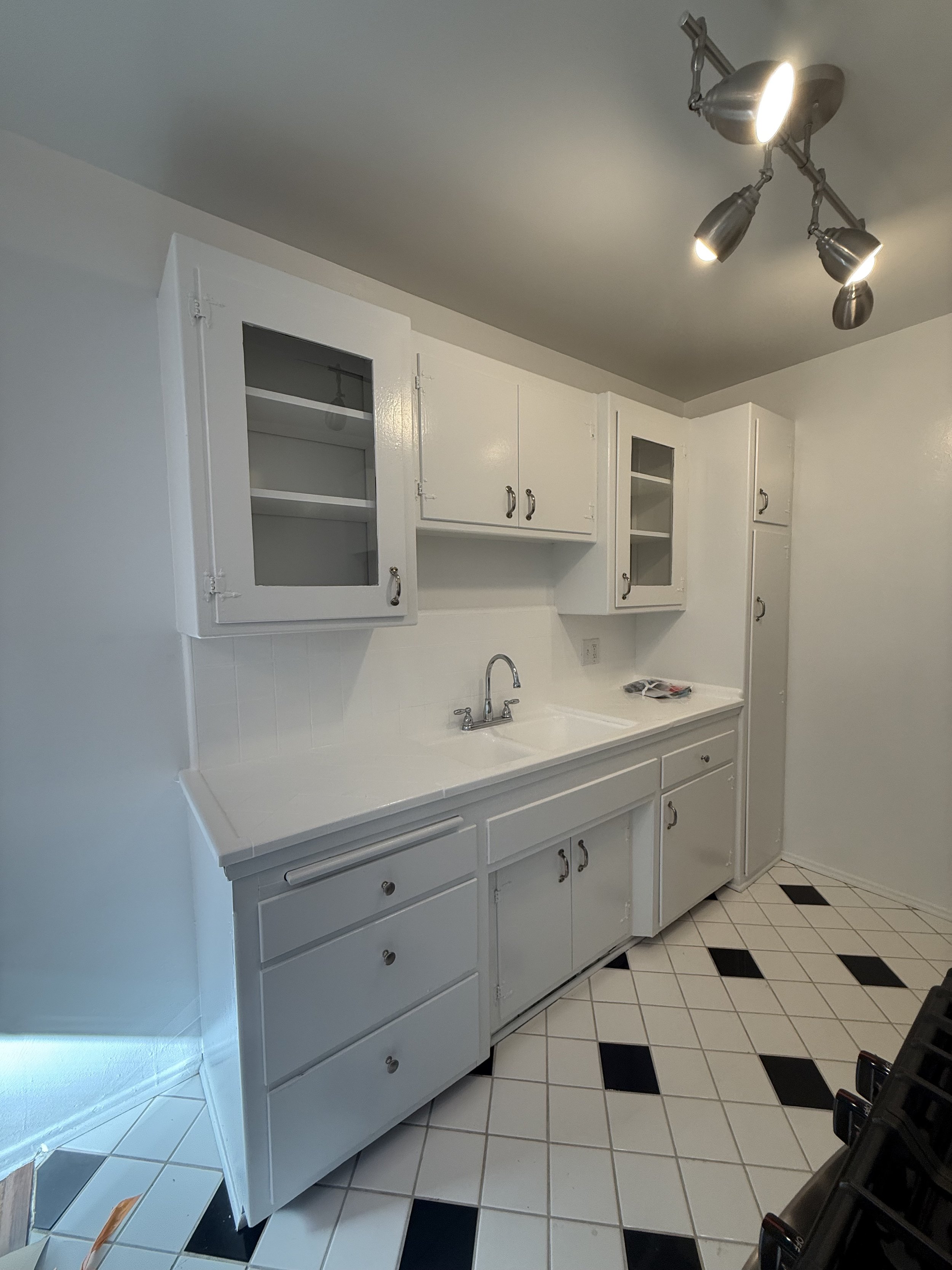 1823 El Cerrito Place. Unit C Los Angeles, CA. 90068. 1 Bed, 1 Bath w/ hardwood floors, A/C and vintage tile. $1,995