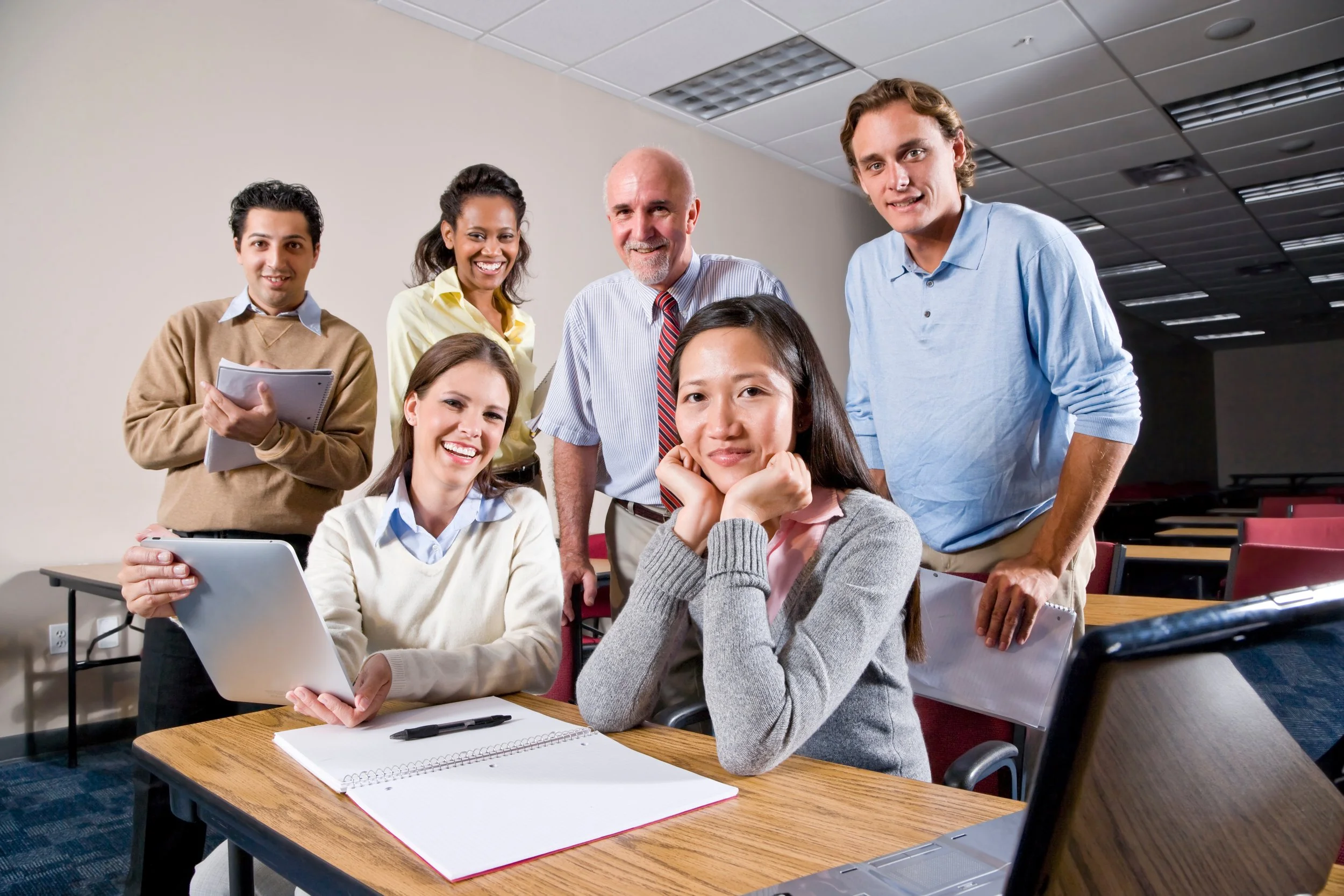 Presenter talking to a group of conference attendees in a classroom