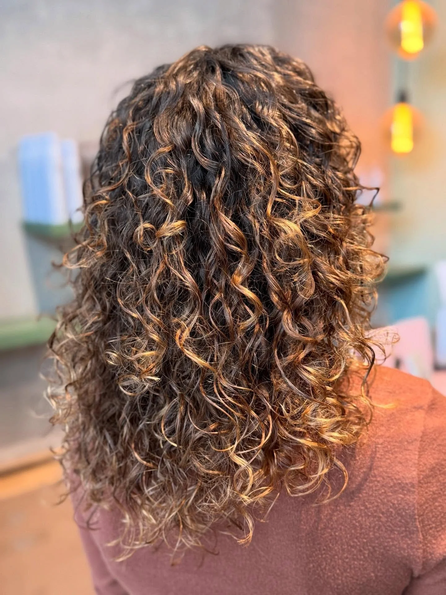 HEY CURLY GIRL/BOY/DIV!
Wir werden so oft gefragt: &bdquo;K&ouml;nnt ihr Locken schneiden?&ldquo; &ndash; JA, k&ouml;nnen wir!
Und wir machen es sogar richtig gern.

Den einen &bdquo;Lockenhaarschnitt&ldquo; gibt es nicht. F&uuml;r lockiges Haar brau
