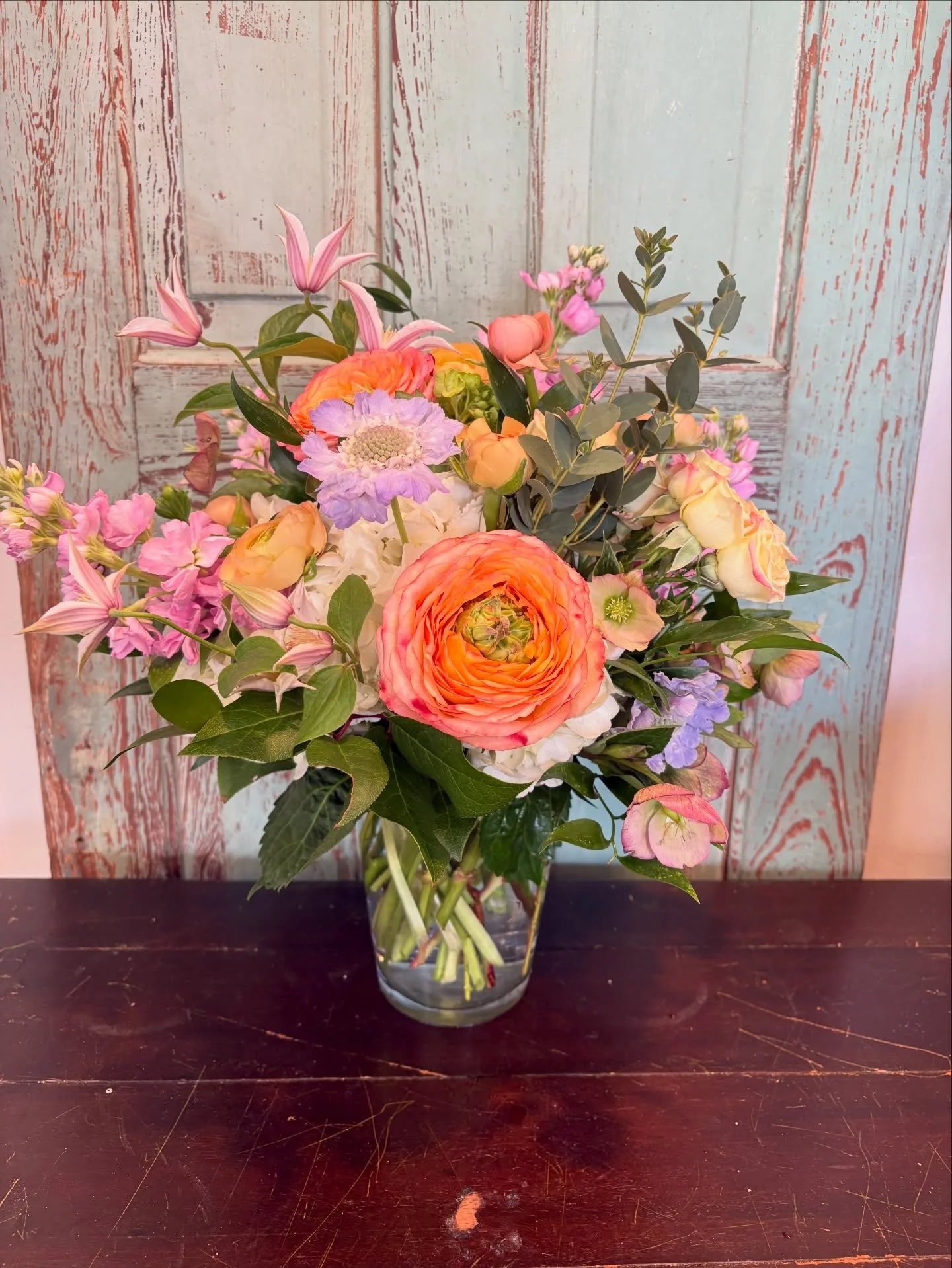 Valentine&rsquo;s Day is only ✨19 days✨ away! The hint dropping starts now! 😉
Which do you prefer, a mixed arrangement or the classic dozen roses? 
.
.
.
#lsfd #valentinesday #valentinesday2026 #valentinesflowers #localflorist #pontevedra #jaxbeach 