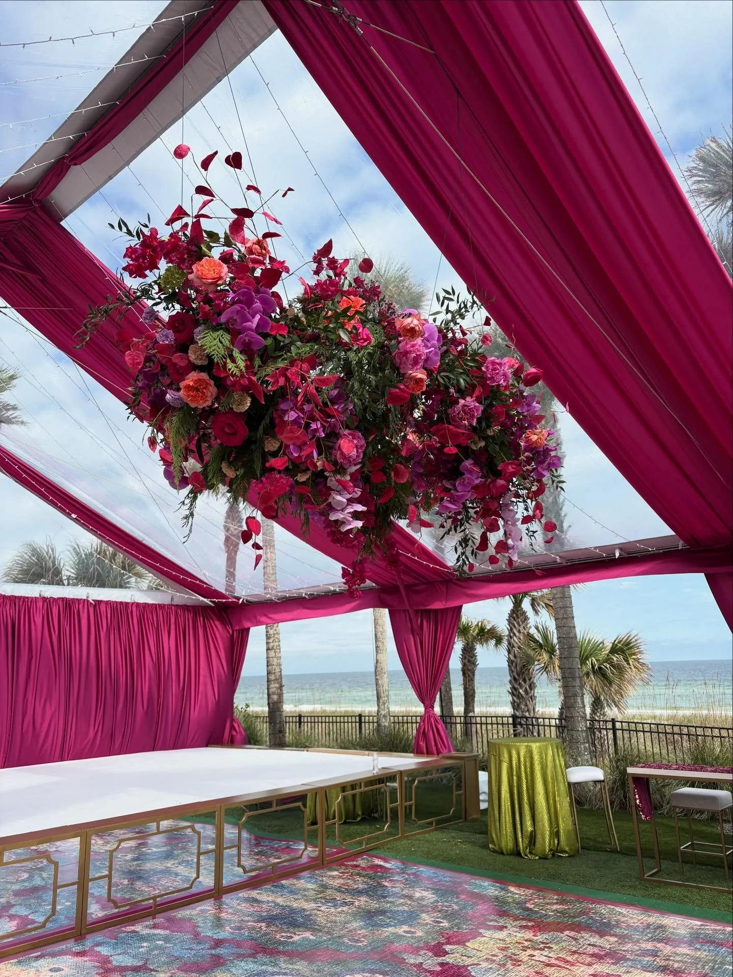 Reliving this party over and over again 😍🩷
.
.
.
#lsfd #pontevedra #pontevedraflorist #partyflorals #eventflorist #boldflorals #floralarch #floralchandelier #hangingflorals